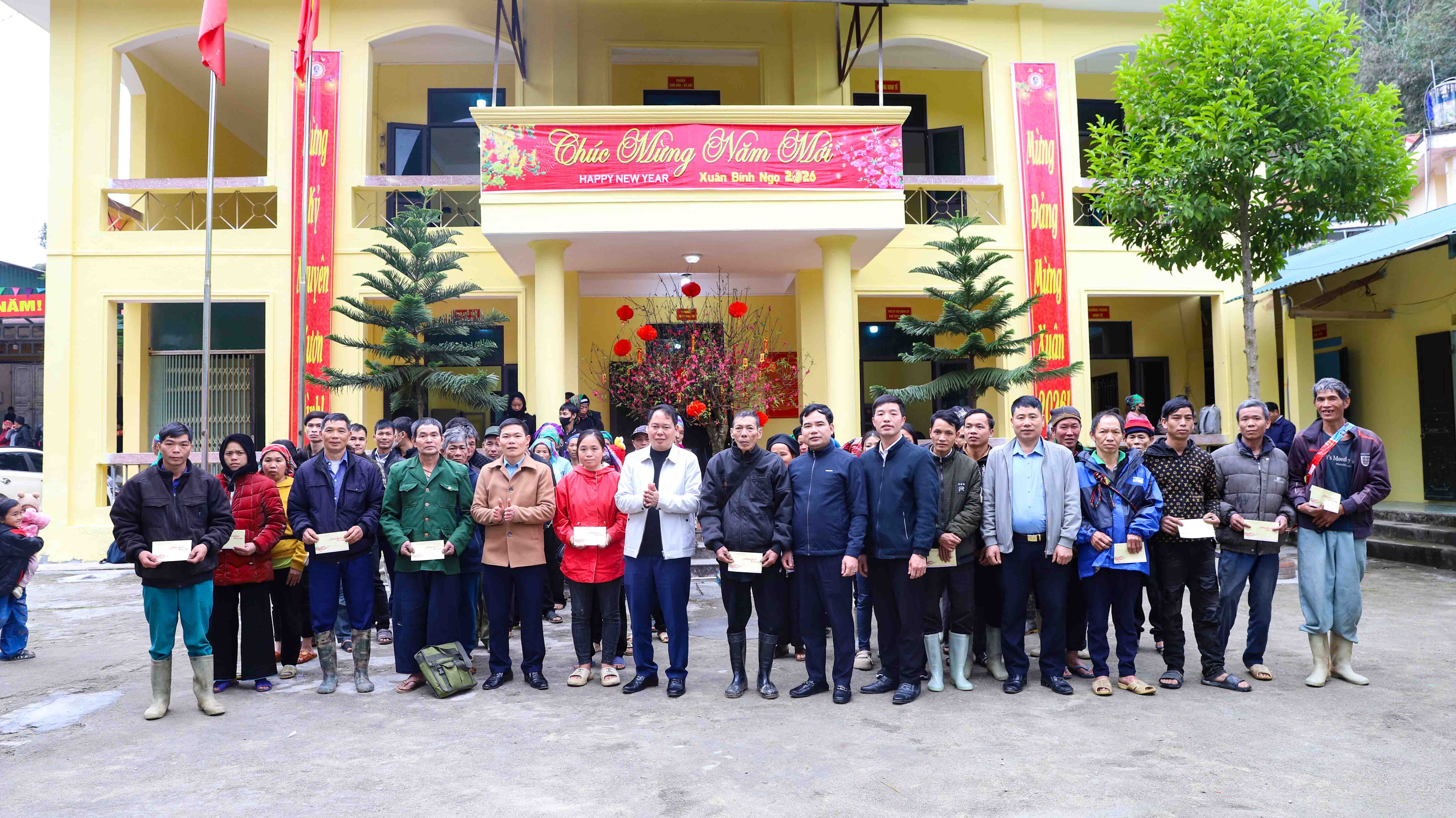 Lãnh đạo xã Hồ Thầu tặng quà Tết Nguyên đán Bính Ngọ 2026 cho hộ nghèo.