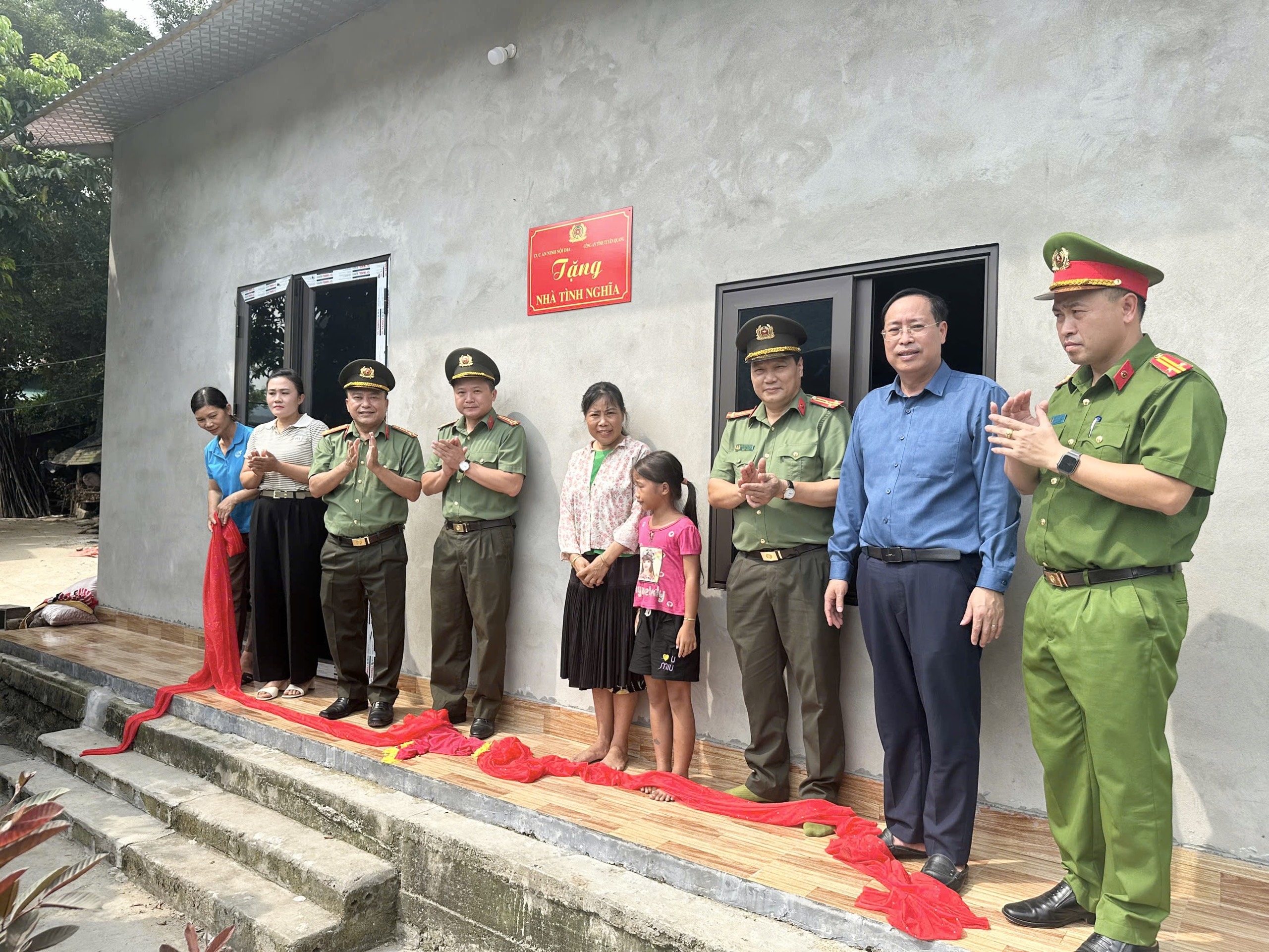 CHUNG TAY XOÁ NHÀ TẠM, NHÀ DỘT NÁT