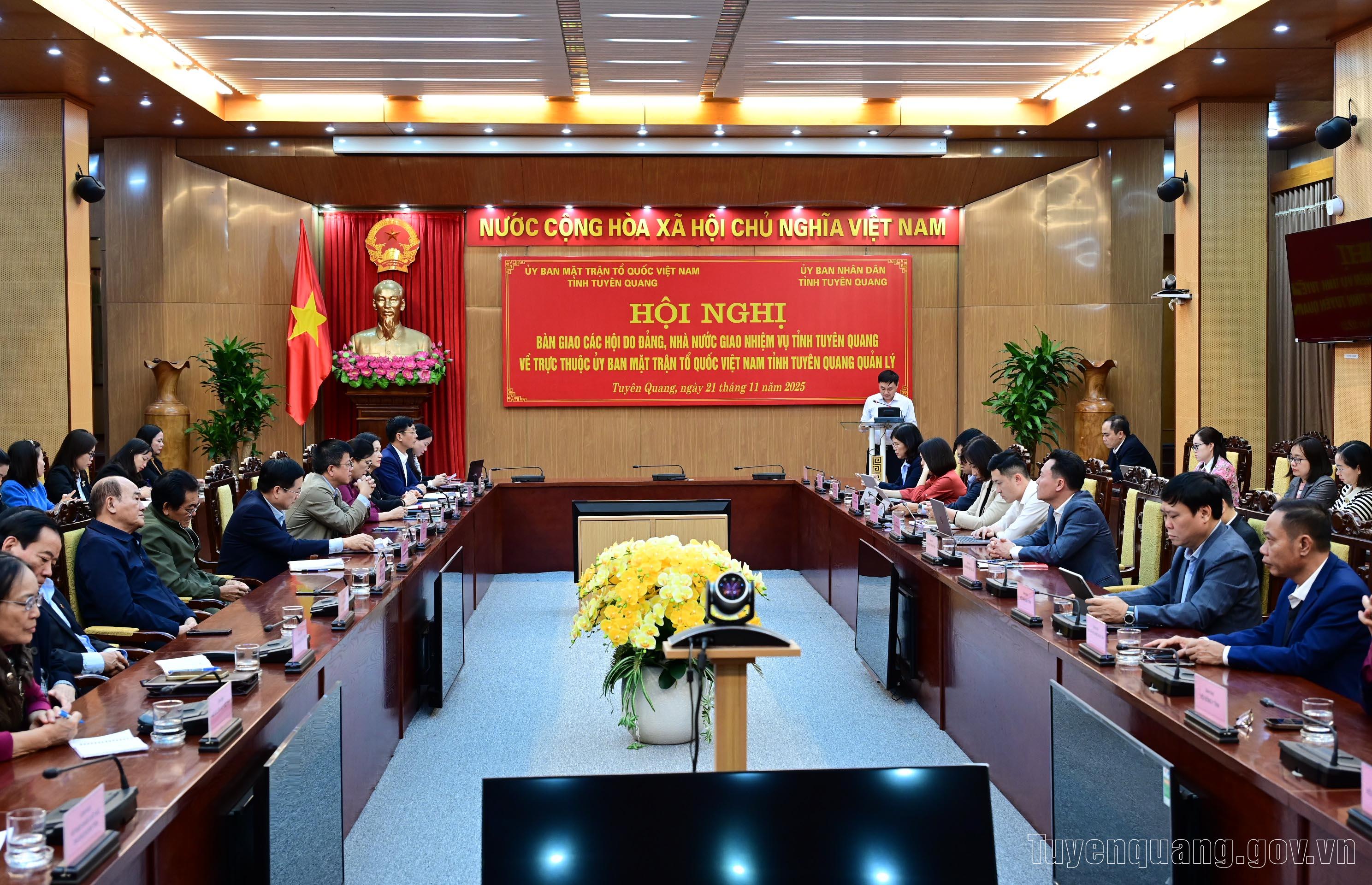 Hội nghị công bố quyết định bàn giao, tiếp nhận các hội quần chúng do Đảng, Nhà nước giao nhiệm vụ về Ủy ban MTTQ tỉnh Tuyên Quang quản lý