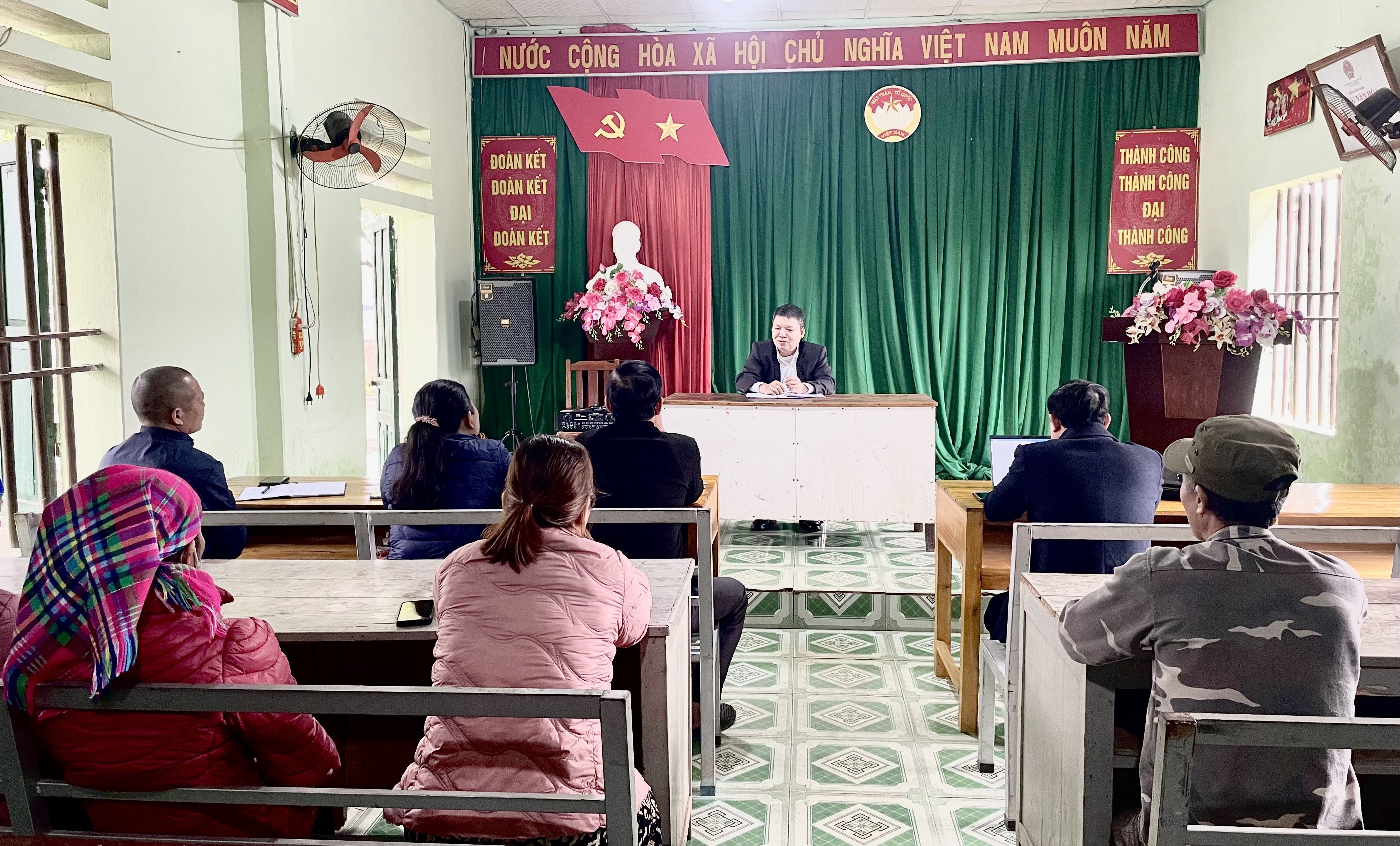 Đồng chí Trần Mạnh Thắng - Chủ tịch UBND xã kiểm tra tình hình phát triển kinh tế - xã hội trên địa bàn