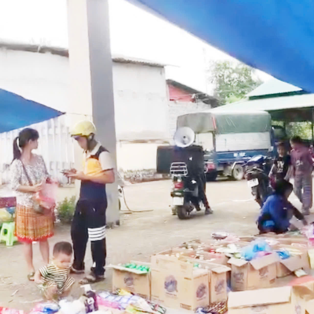 XÃ ĐỒNG TÂM TỔ CHỨC TUYÊN TRUYỀN LƯU ĐỘNG VỀ CHỦ TRƯƠNG SẮP XẾP, SÁP NHẬP THÔN TẠI CÁC CHỢ PHIÊN