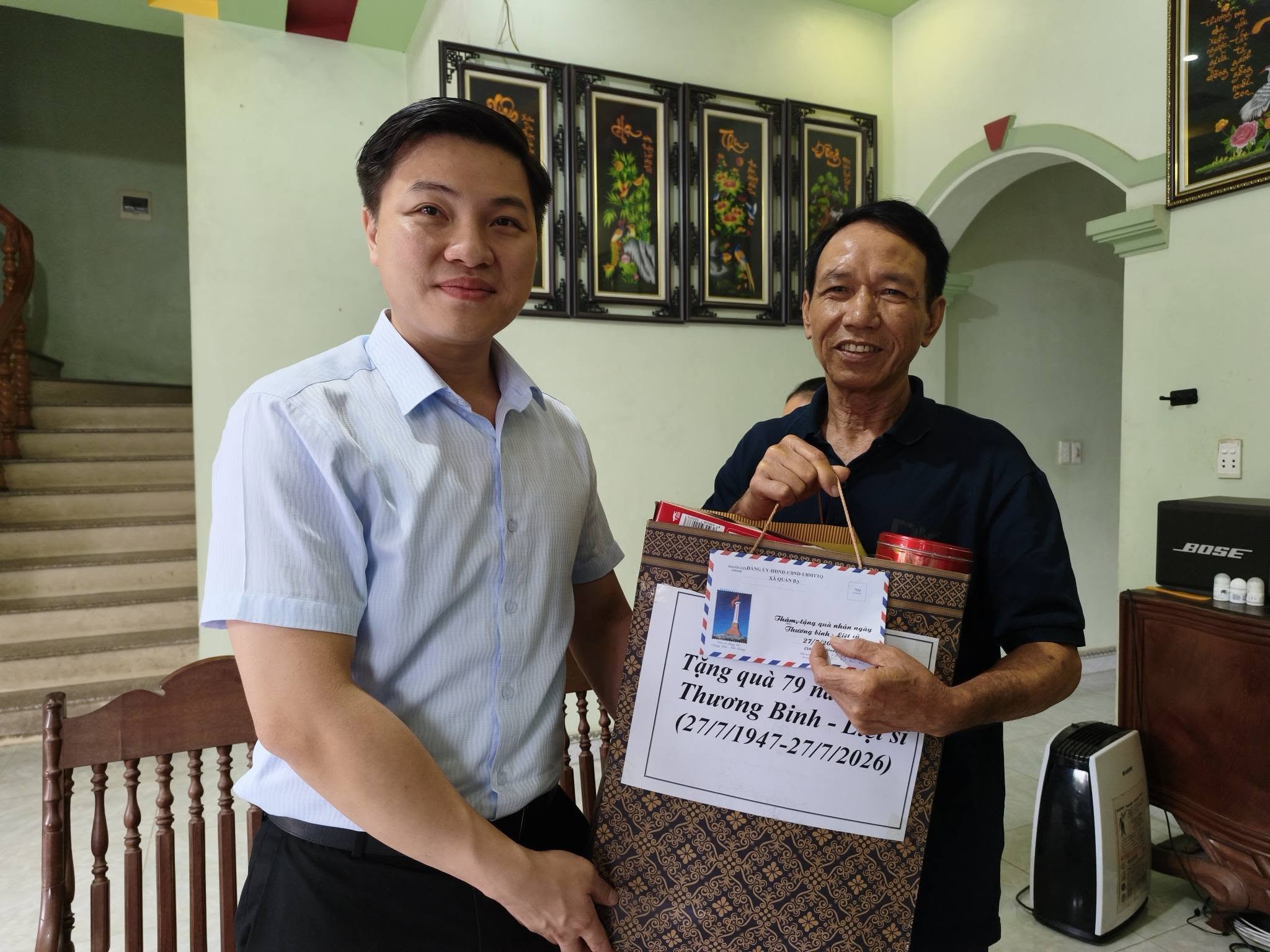  Bí thư Đảng uỷ, Chủ tịch Hội đồng nhân dân xã đến thăm, tặng quà các gia đình chính sách, thương, bệnh binh