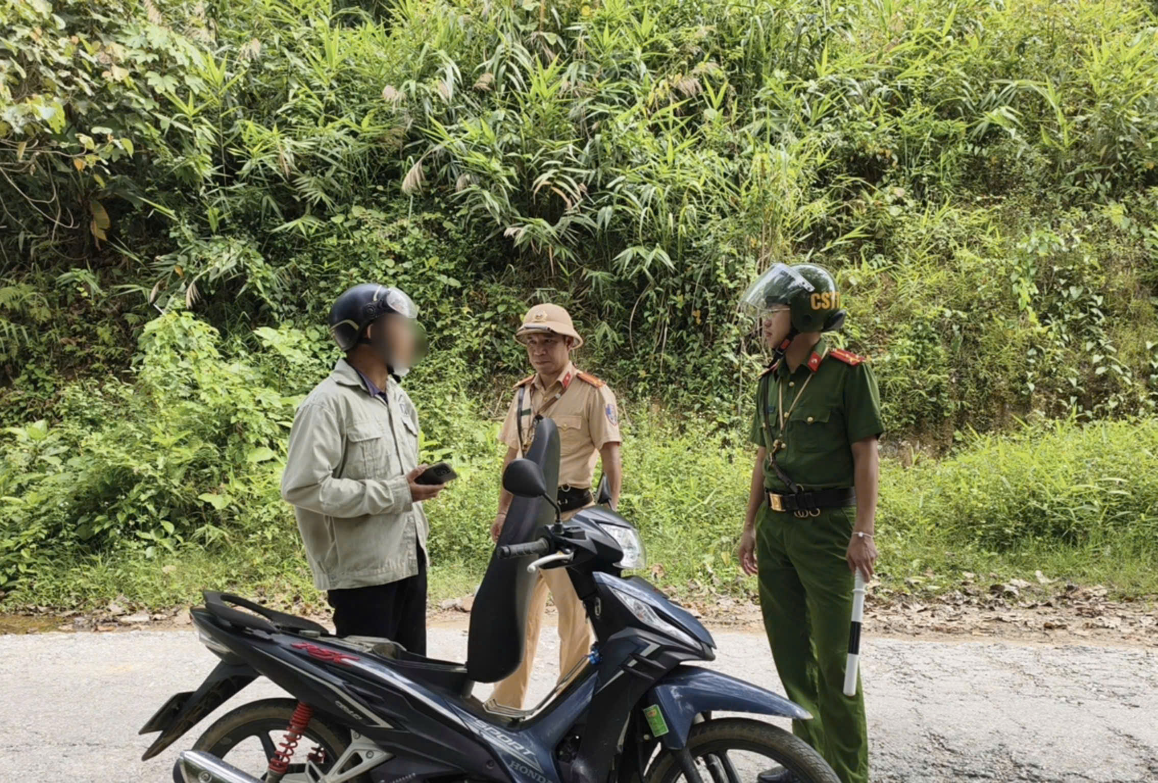 TRI PHÚ SIẾT CHẶT TRẬT TỰ AN TOÀN GIAO THÔNG TỪ CƠ SỞ