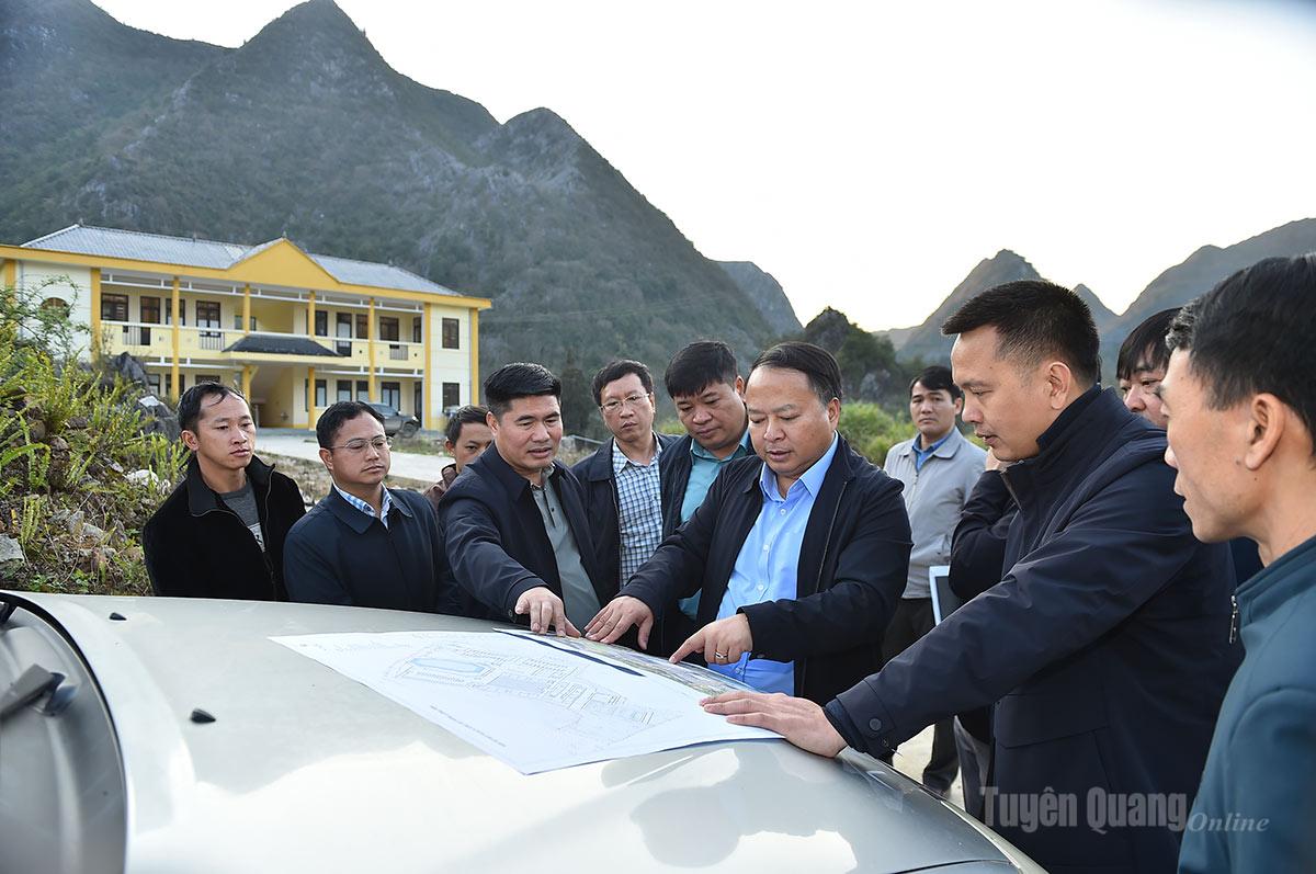 Chủ tịch UBND tỉnh Phan Huy Ngọc khảo sát mặt bằng xây dựng trường nội trú tại các xã vùng Cao nguyên đá