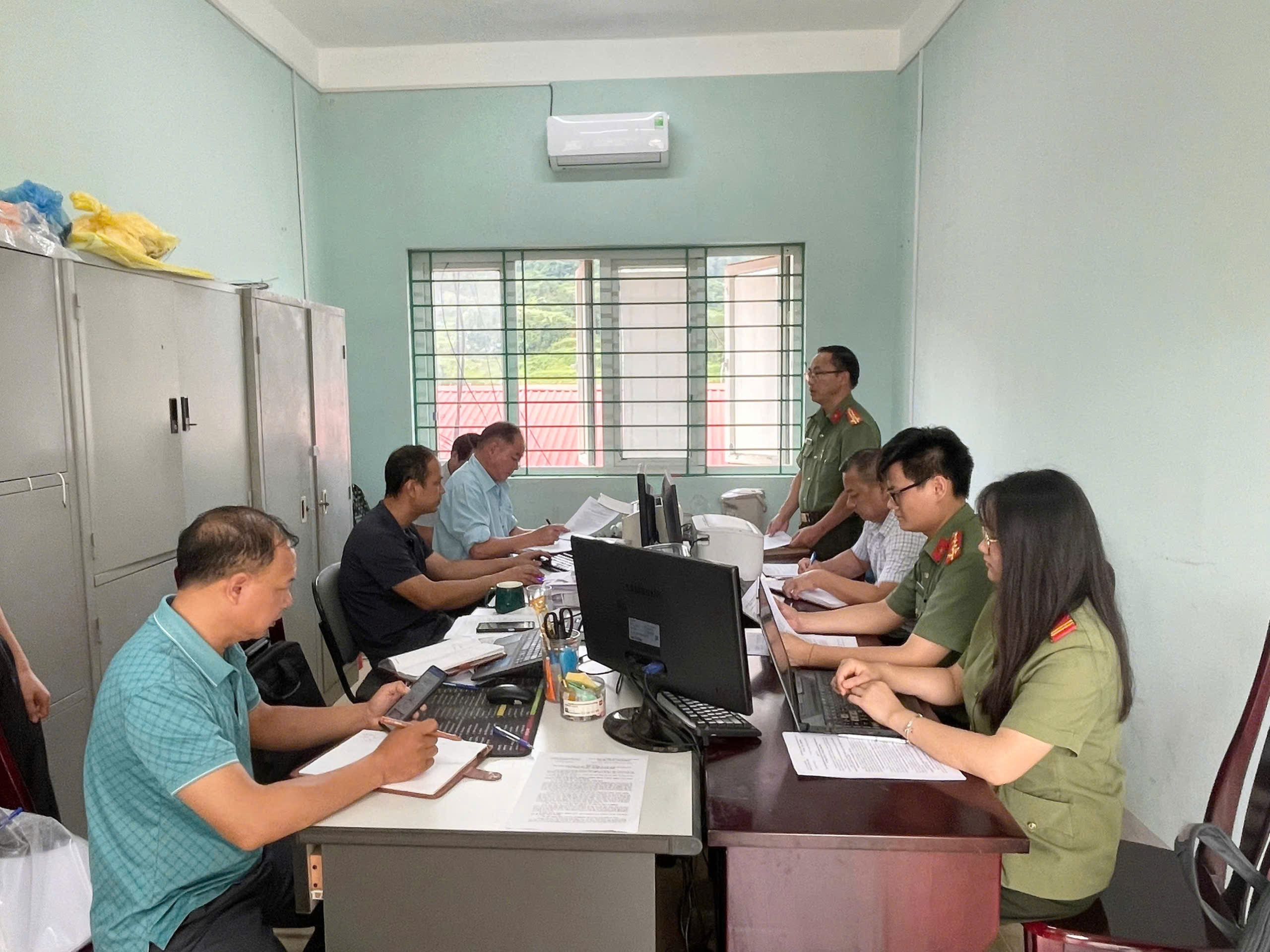 CÔNG AN XÃ BẠCH ĐÍCH KIỂM TRA CÔNG TÁC BẢO VỆ BÍ MẬT NHÀ NƯỚC TẠI CÁC CƠ QUAN, ĐƠN VỊ TRÊN ĐỊA BÀN