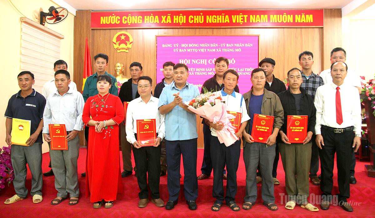 Công bố các nghị quyết, quyết định về sắp xếp thôn bản, tổ dân phố