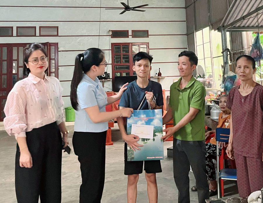 Phó Bí thư Thường trực Đảng ủy thăm tặng quà người khuyết tật