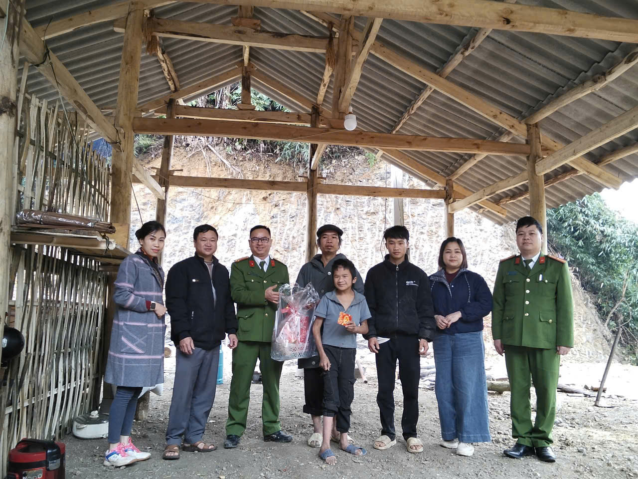 Ủy ban MTTQ xã Vĩnh Tuy thăm hỏi, tặng quà gia đình có hoàn cảnh đặc biệt khó khăn nhân dịp Tết Nguyên đán Bính Ngọ 2026