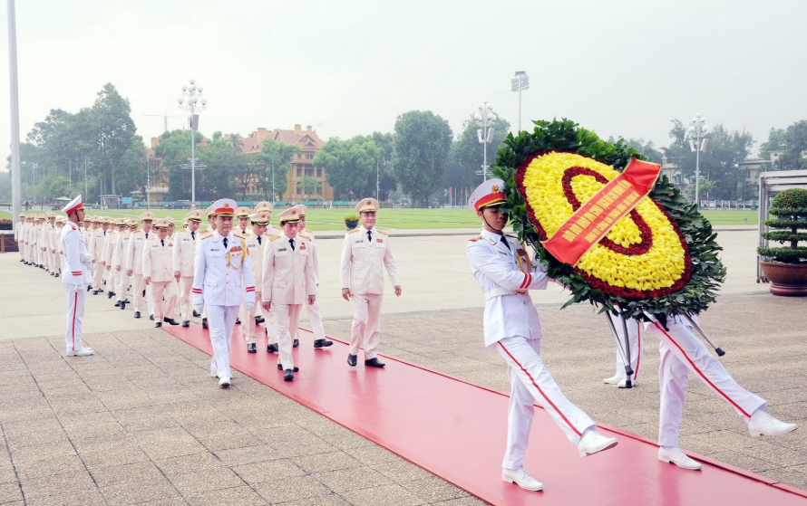 ĐOÀN ĐẠI BIỂU BỘ CÔNG AN VÀO LĂNG VIẾNG CHỦ TỊCH HỒ CHÍ MINH NHÂN KỶ NIỆM 80 NĂM NGÀY TRUYỀN THỐNG LỰC LƯỢNG AN NINH NHÂN DÂN (12/7/1946-12/7/2026)