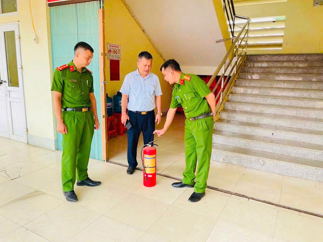 TĂNG CƯỜNG KIỂM TRA AN TOÀN PCCC TẠI CÁC TRƯỜNG HỌC PHỤC VỤ KỲ THI TỐT NGHIỆP THPT NĂM 2026 TRÊN ĐỊA BÀN TỈNH TUYÊN QUANG 