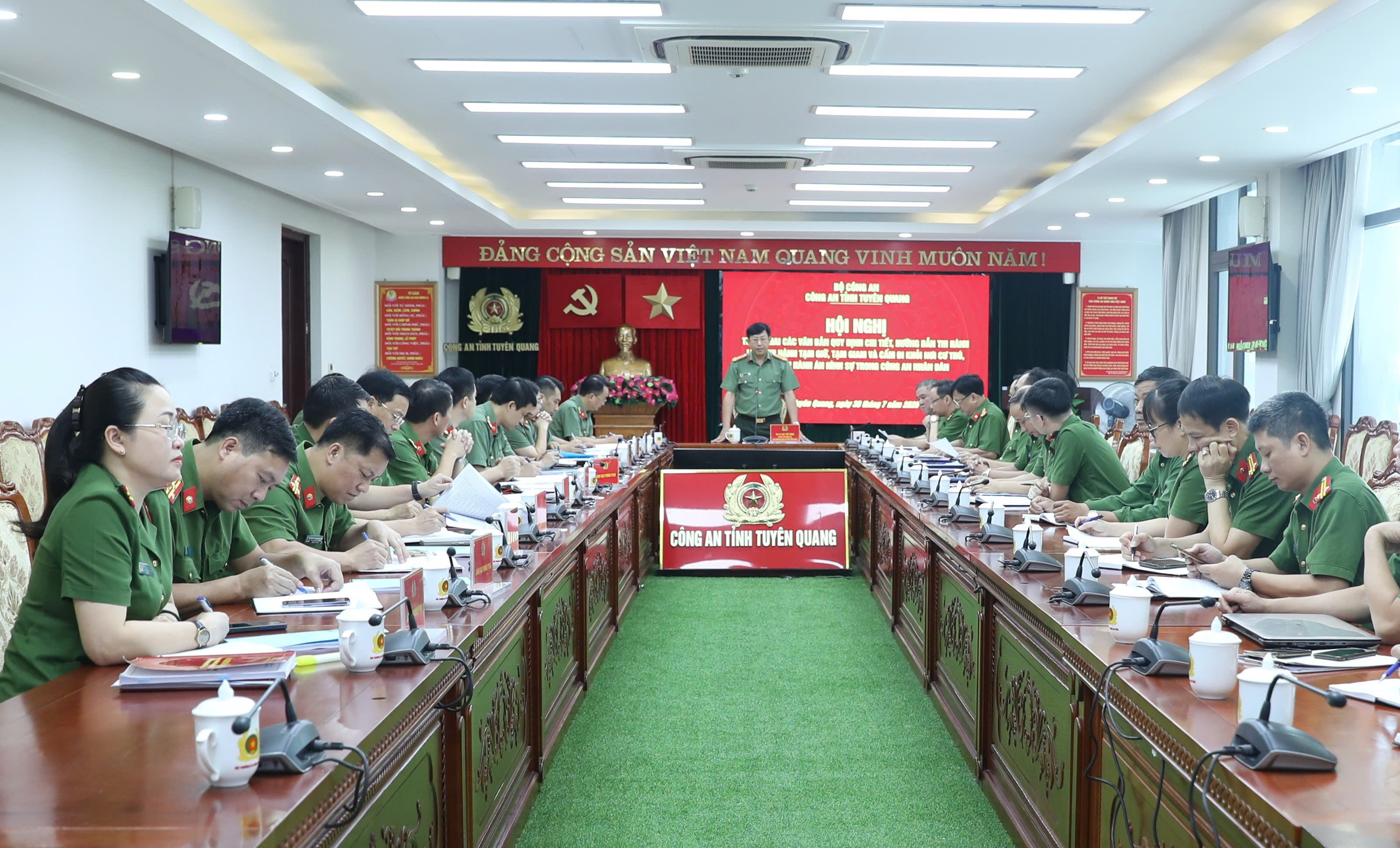 TĂNG CƯỜNG HIỆU LỰC PHÁP LUẬT: CÔNG AN TỈNH TUYÊN QUANG TRIỂN KHAI CÁC LUẬT MỚI VỀ THI HÀNH ÁN HÌNH SỰ, TẠM GIỮ, TẠM GIAM 