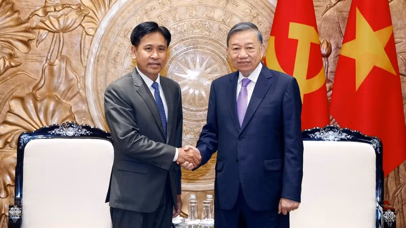 Viet Nam always gives top priority to strengthening relations with Laos: Top leader