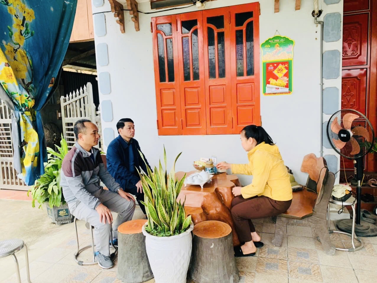 Đồng chí Bí thư Đảng ủy xã kiểm tra cơ sở vật chất phục vụ công tác bầu cử Quốc hội khóa XVI và bầu cử HĐND các cấp tại thôn Thái Bình và Đồng Chiêm và thăm mô hình chăn nuôi gà tại thôn Cây Phay