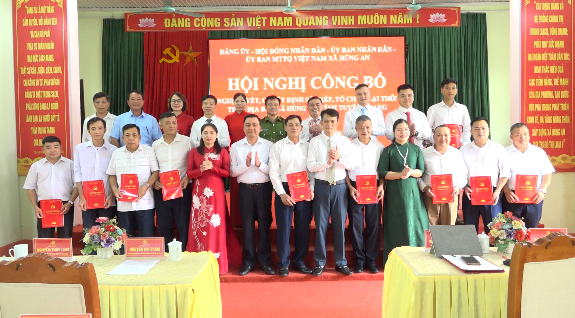 Xã Hùng An tổ chức hội nghị công bố Nghị quyết, Quyết định sắp xếp, tổ chức lại thôn