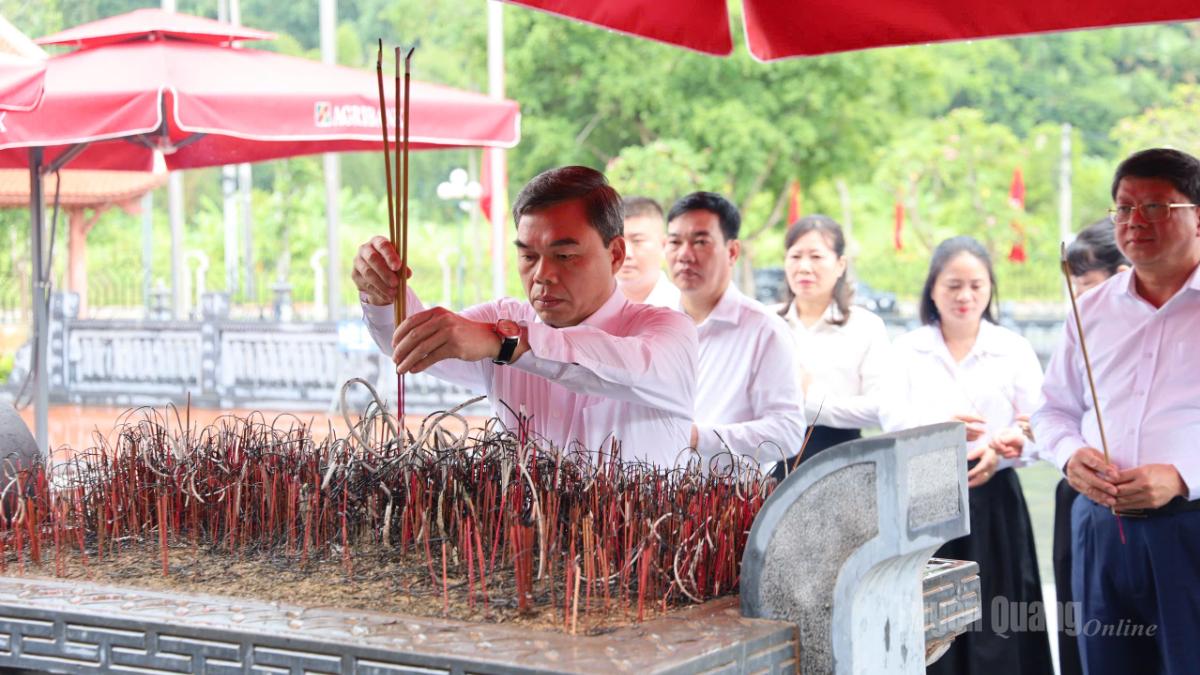 Ban Thường trực và Cơ quan Ủy ban MTTQ Việt Nam tỉnh Tuyên Quang dâng hương nhân kỷ niệm 138 năm Ngày sinh Chủ tịch Tôn Đức Thắng