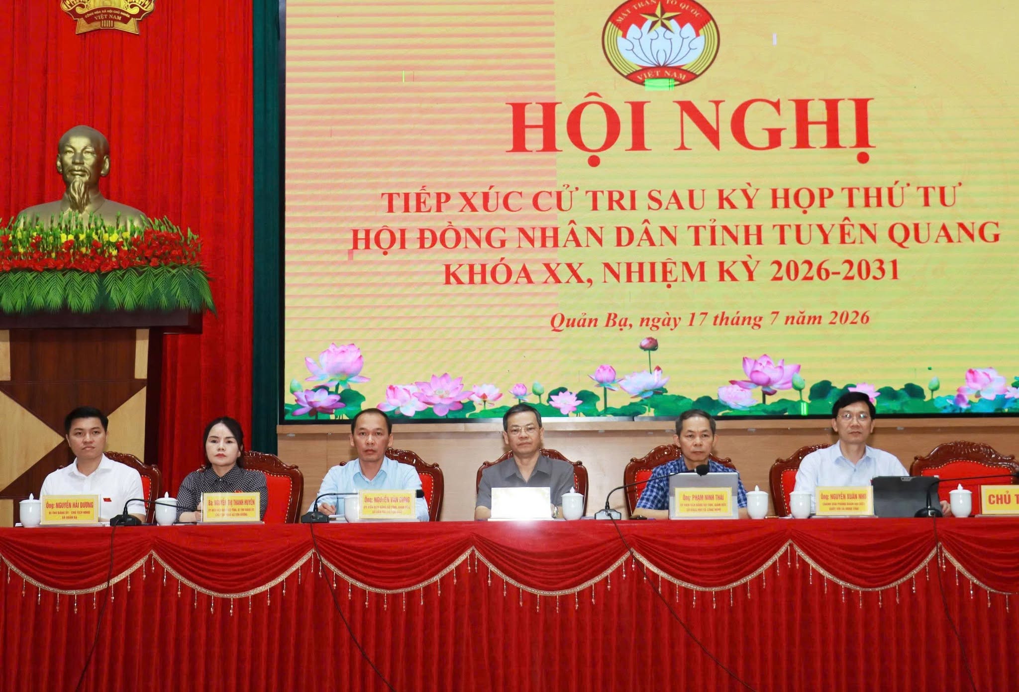 Tổ đại biểu số 2 HĐND tiếp xúc cử tri tại xã Quản Bạ