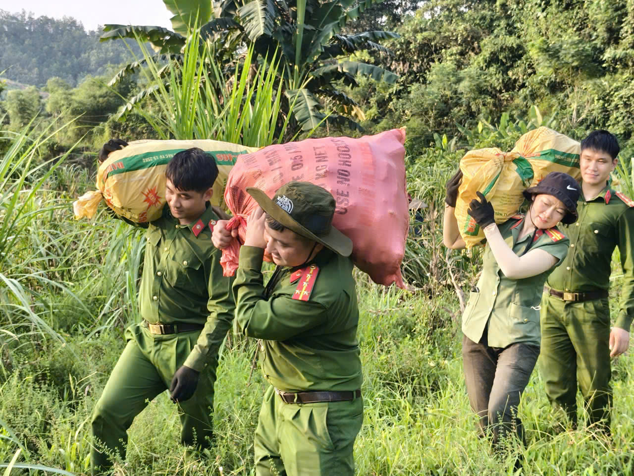 NỮ CHIẾN SĨ CÔNG AN XÃ BẠCH NGỌC TẬN TỤY VỚI CÔNG TÁC DÂN VẬN GẮN VỚI PHONG TRÀO THI ĐUA “BA NHẤT”