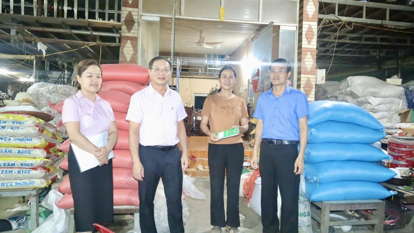  BAN ĐẠI DIỆN HỘI ĐỒNG QUẢN TRỊ NGÂN HÀNG CHÍNH SÁCH XÃ HỘI XÃ YÊN MINH KIỂM TRA HOẠT ĐỘNG TÍN DỤNG CHÍNH SÁCH TẠI CƠ SỞ