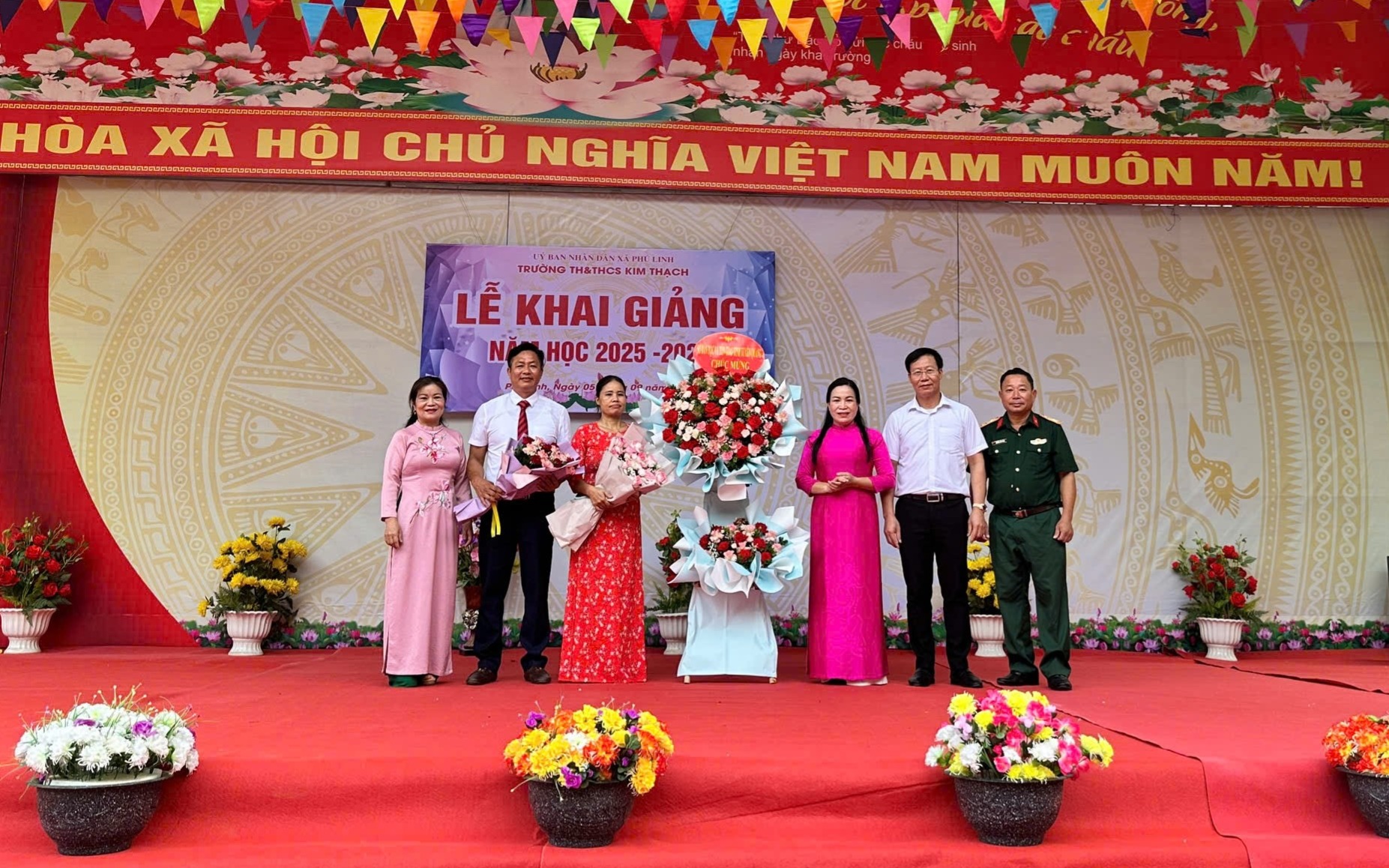 Các đồng chí lãnh đạo Sở Dân tộc và Tôn giáo dự Lễ Khai giảng năm học mới 2025-2026