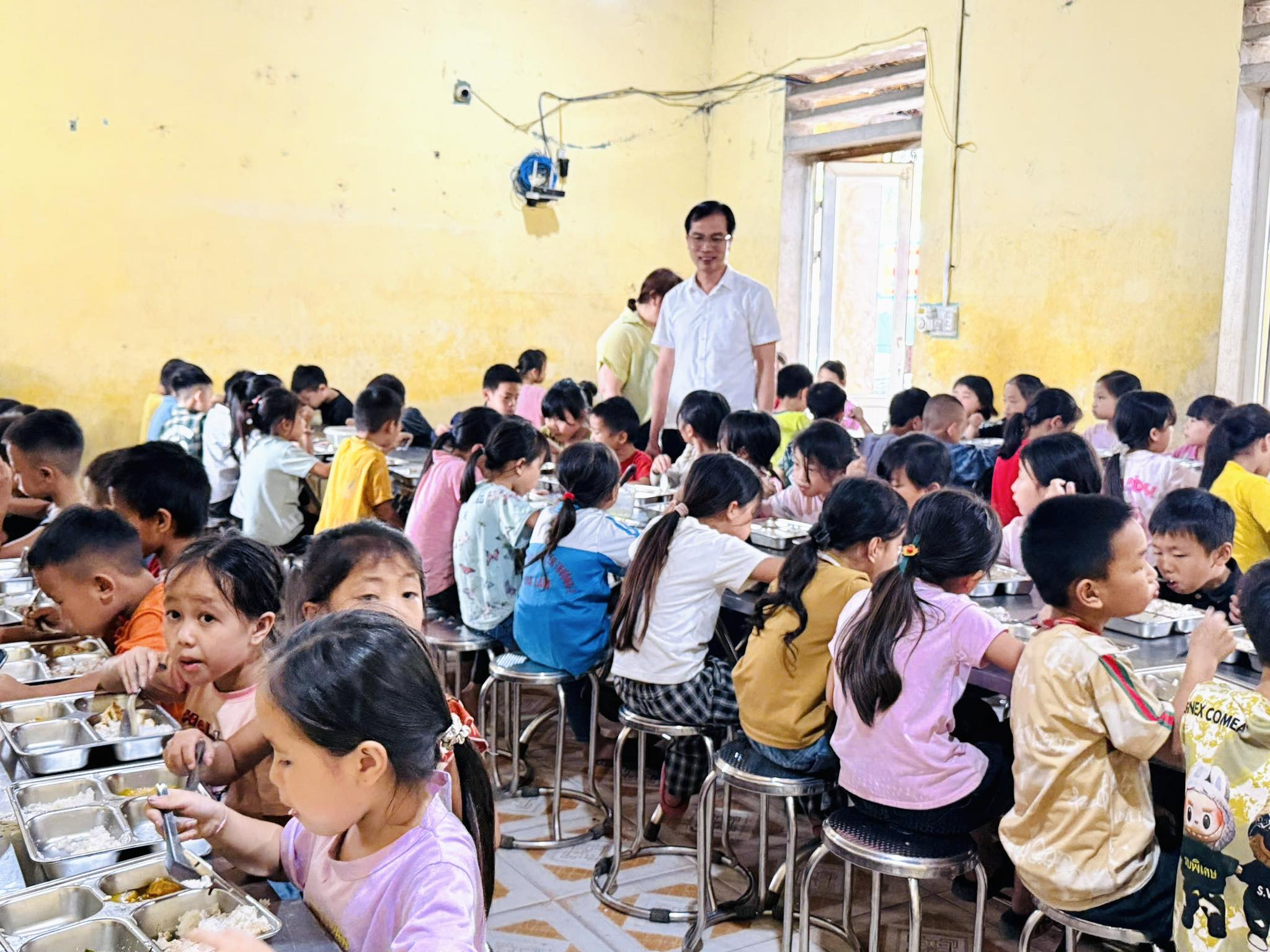 Phó bí thư Thường trực Đảng ủy kiểm tra đột xuất bếp ăn tại trường học