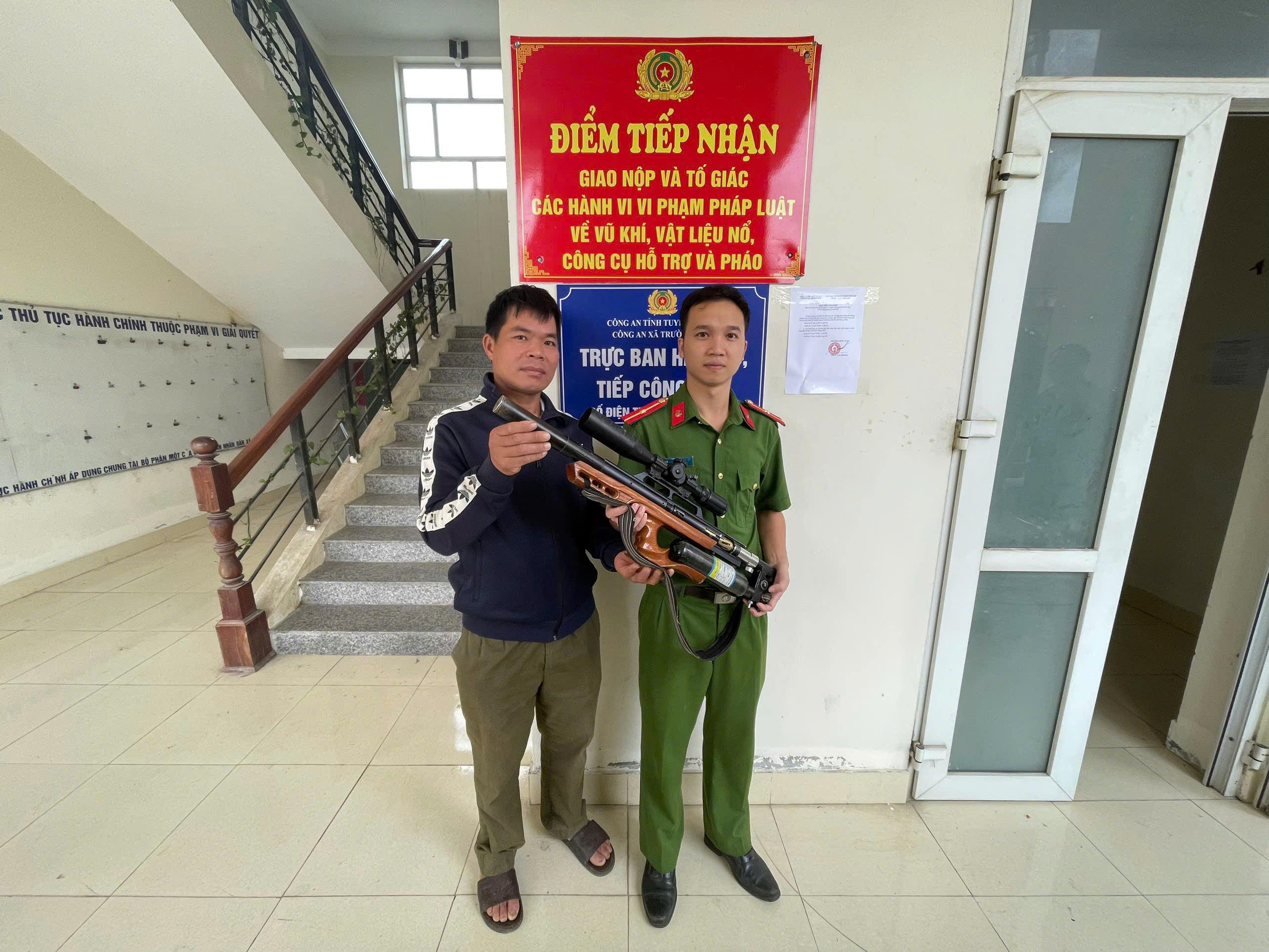 CÔNG AN XÃ TRƯỜNG SINH TIẾP TỤC VẬN ĐỘNG NGƯỜI DÂN GIAO NỘP VŨ KHÍ, VẬT LIỆU NỔ, CÔNG CỤ HỖ TRỢ VÀ PHÁO TRONG ĐỢT CAO ĐIỂM