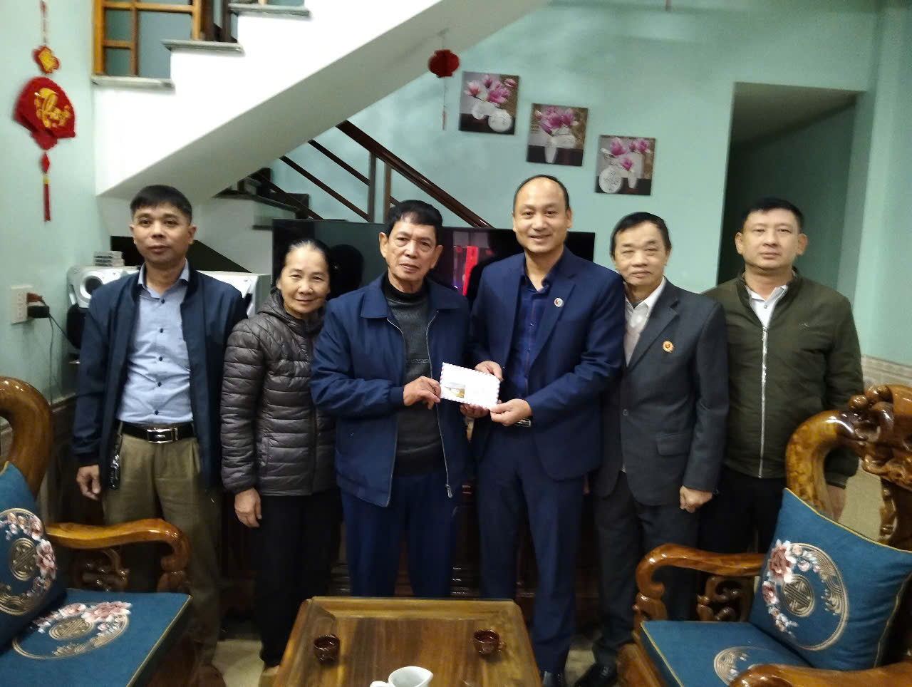 Thị trấn Vĩnh Lộc tổ chức thăm hỏi, tặng quà thương bệnh binh, người có công với cách mạng bị ốm đau, Nhân dịp kỷ niệm 80 năm Ngày thành lập Quân đội nhân dân Việt Nam 22/12/2024