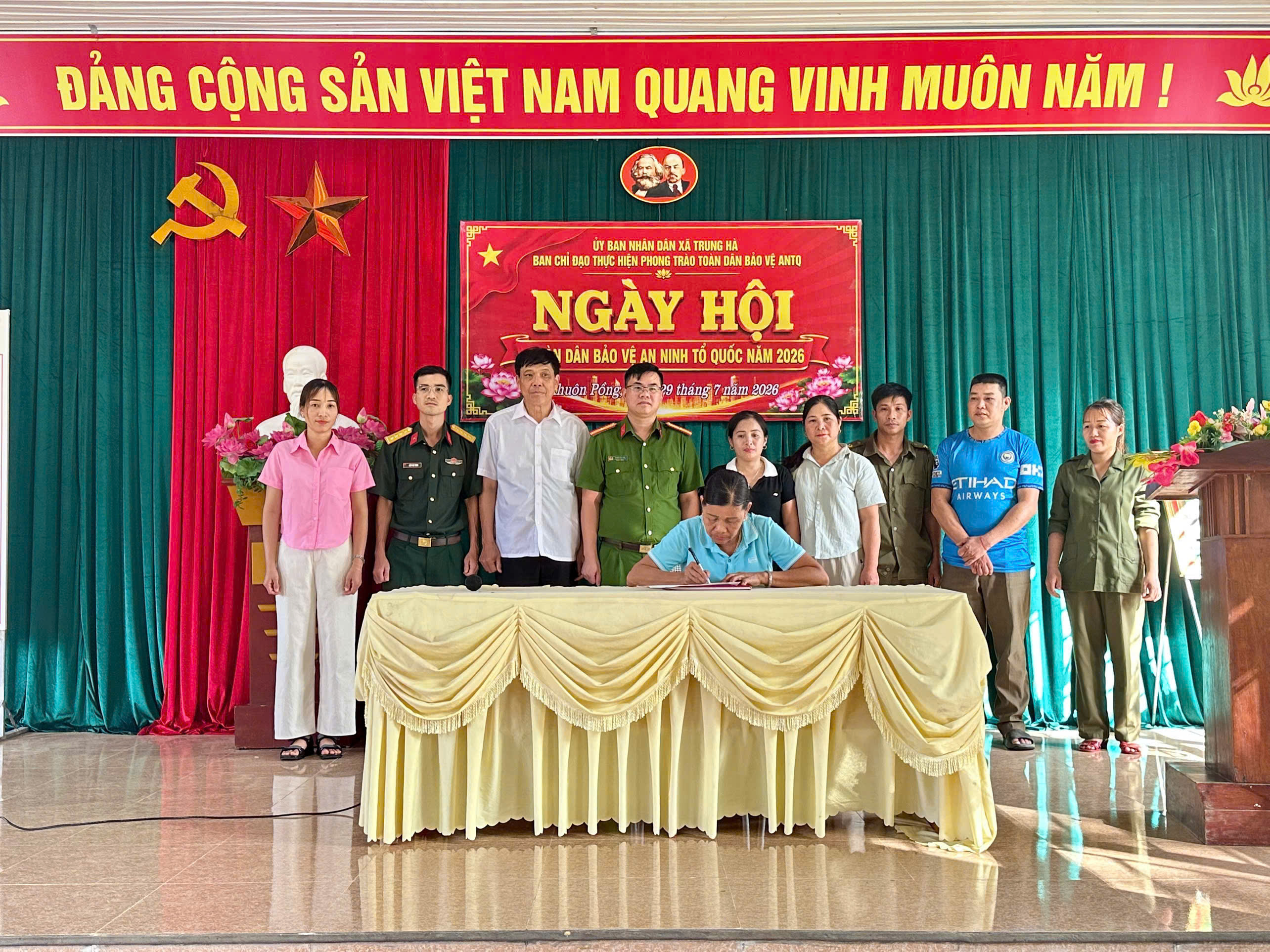 CÔNG AN XÃ TRUNG HÀ THAM MƯU TỔ CHỨC THÀNH CÔNG NGÀY HỘI TOÀN DÂN BẢO VỆ AN NINH TỔ QUỐC NĂM 2026