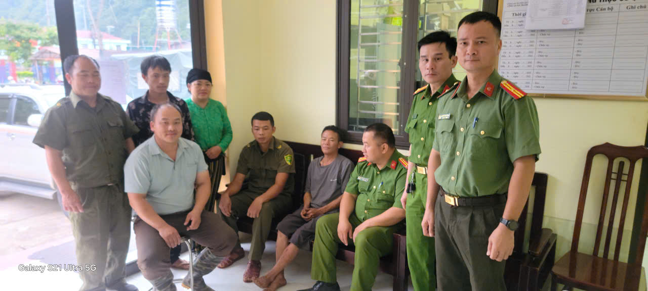 CÔNG AN XÃ NGHĨA THUẬN HỖ TRỢ NHÂN DÂN TÌM KIẾM NGƯỜI THÂN MẤT TÍCH TRONG RỪNG