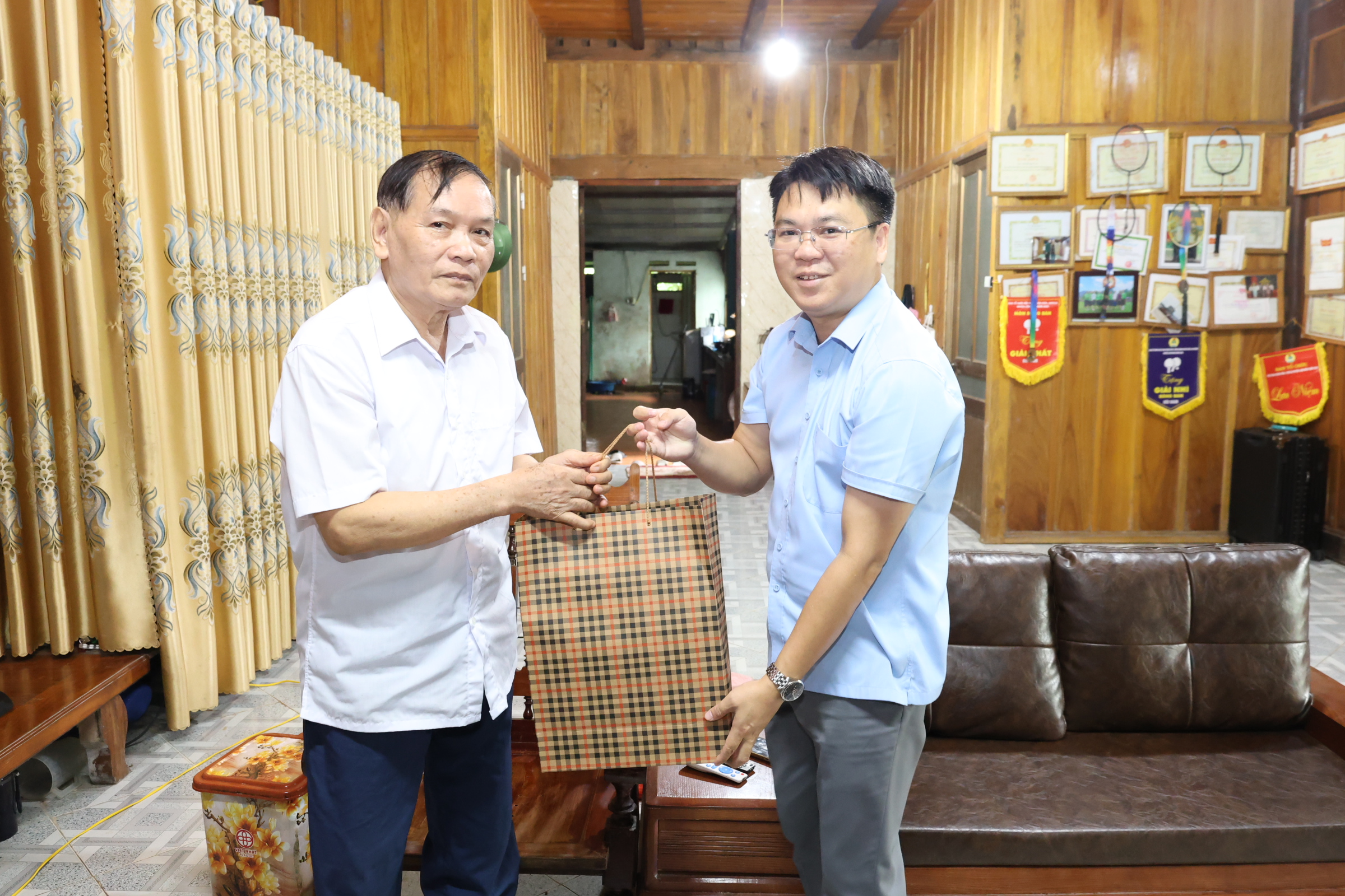 Đồng chí Bí thư Đảng ủy, Chủ tịch HĐND xã Tô Viết Hiệp thăm, tặng quà người có công với cách mạng