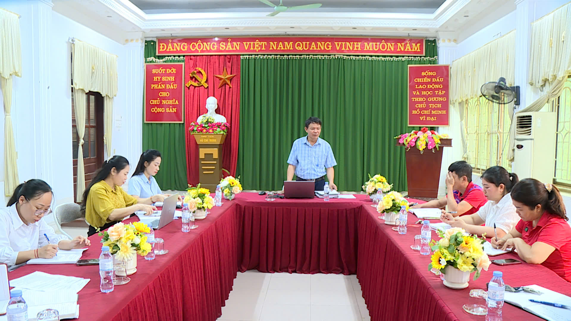 Chi bộ Trung tâm Dịch vụ công xã Nà Hang tổ chức sinh hoạt chi bộ thường kỳ tháng 3/2026