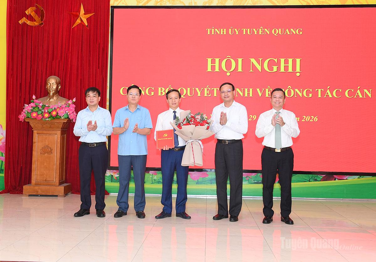 Công bố quyết định về công tác cán bộ tại Đảng ủy phường Minh Xuân
