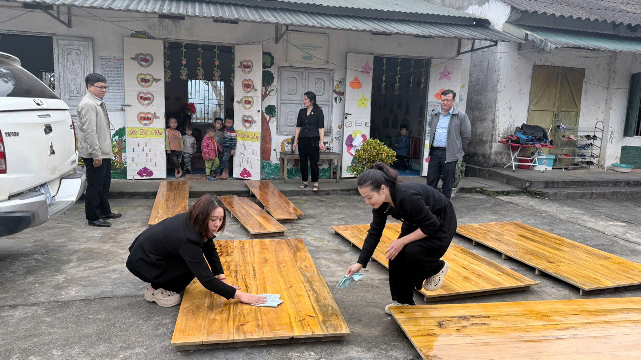 Chủ tịch UBND xã Đỗ Hà Văn trao phản nằm cho điểm trường Mầm non Khá Thượng