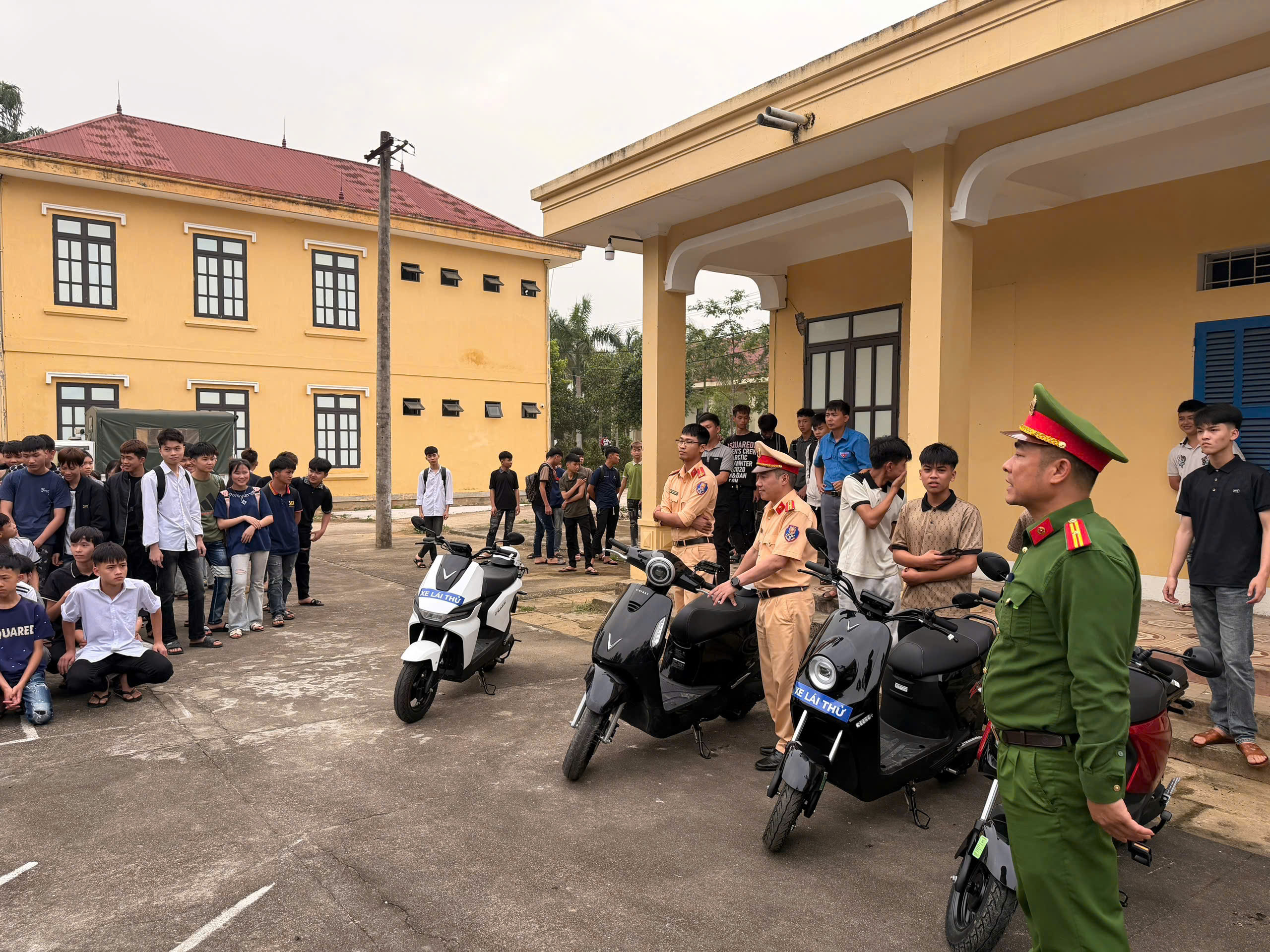 TUYÊN TRUYỀN PHÁP LUẬT VỀ ATGT VÀ HƯỚNG DẪN KỸ NĂNG LÁI XE AN TOÀN CHO HỌC SINH