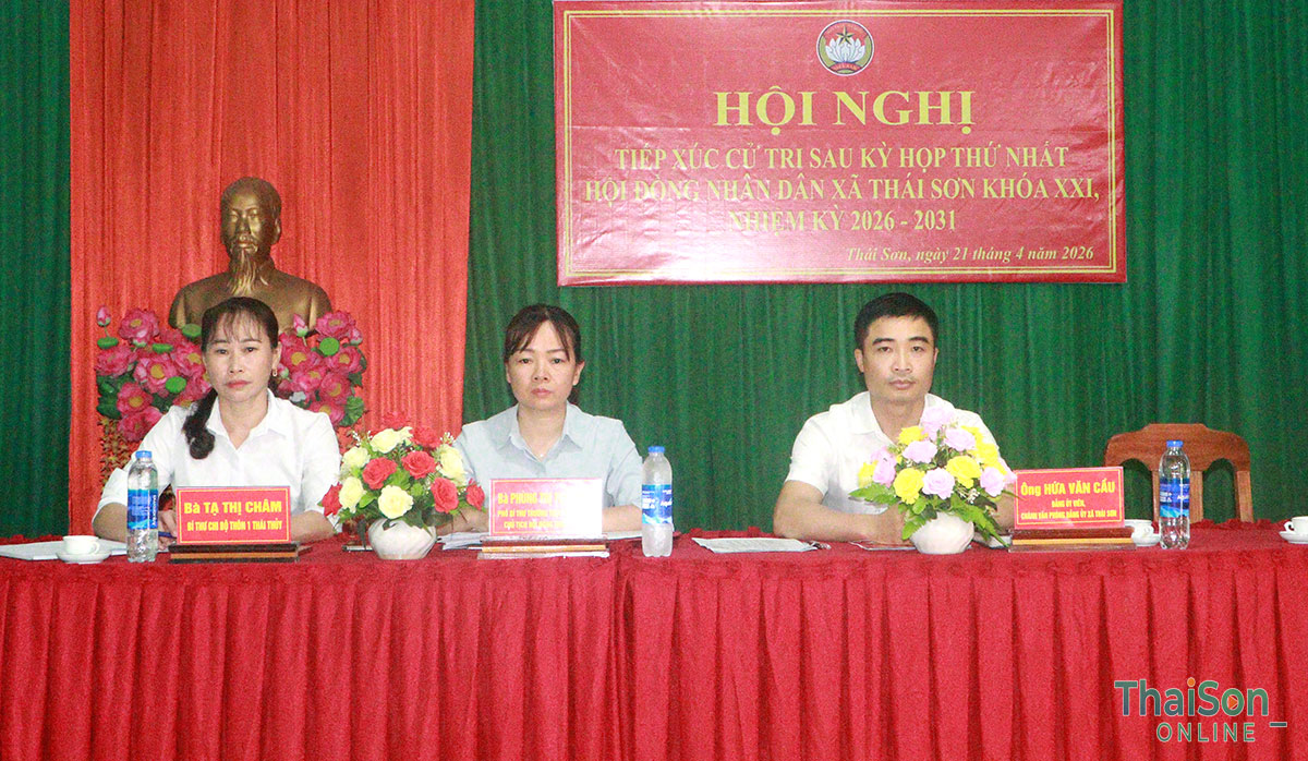 Đồng chí Phùng Thị Tuyết Mai, Phó Bí thư Thường trực Đảng ủy, Chủ tịch HĐND xã tiếp xúc cử tri thôn 1 Thái Thủy