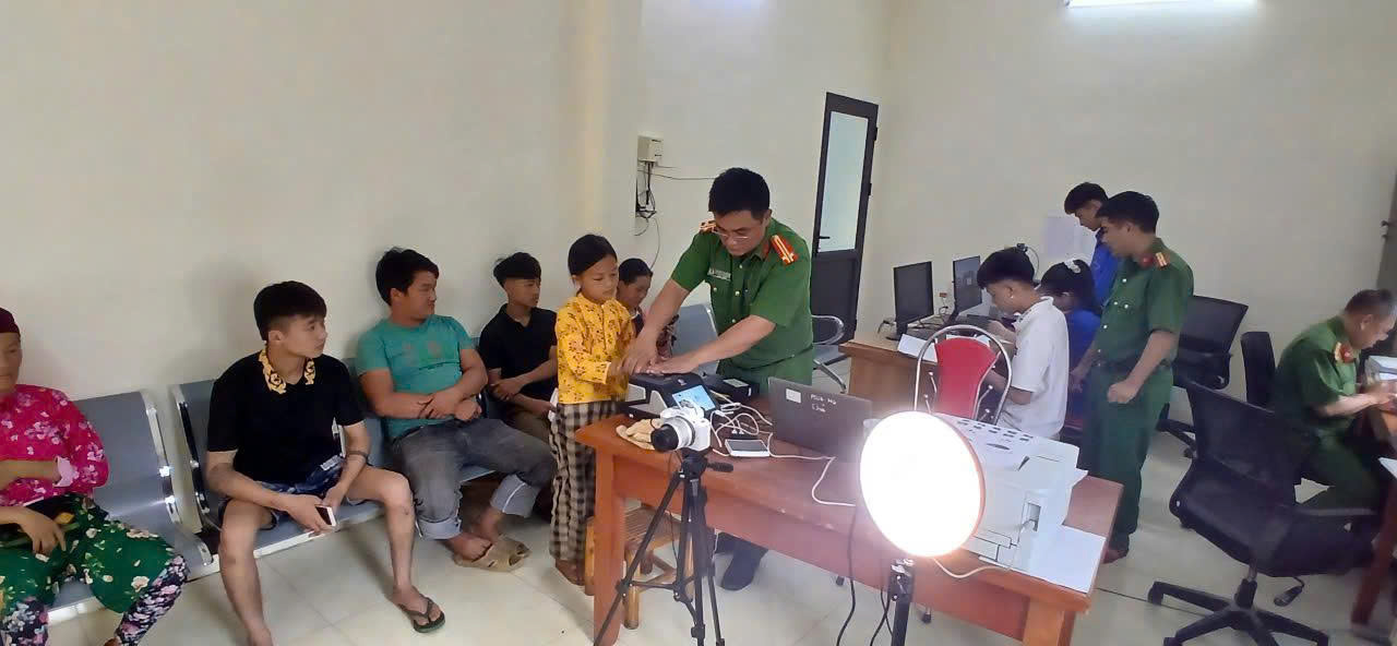 SÔI ĐỘNG CHIẾN DỊCH “MÙA HÈ SỐ CÙNG VNeID” – ĐƯA TIỆN ÍCH SỐ ĐẾN GẦN HƠN VỚI NHÂN DÂN 