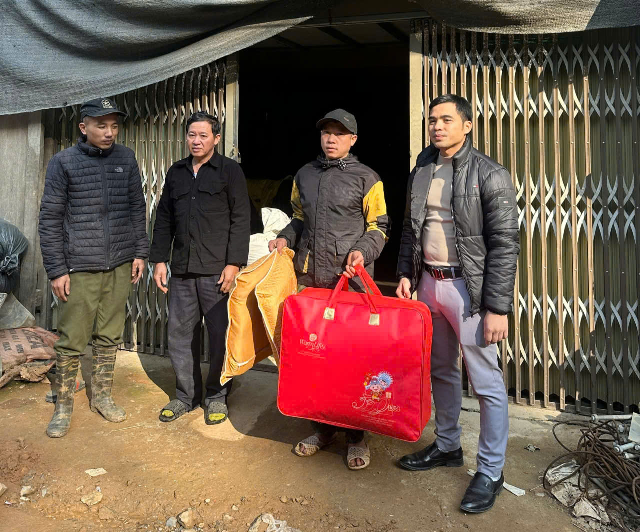 PHÓ CHỦ TỊCH UBND XÃ MINH SƠN TRIỆU VĂN KHANG TRAO QUÀ HỖ TRỢ HỘ NGHÈO.