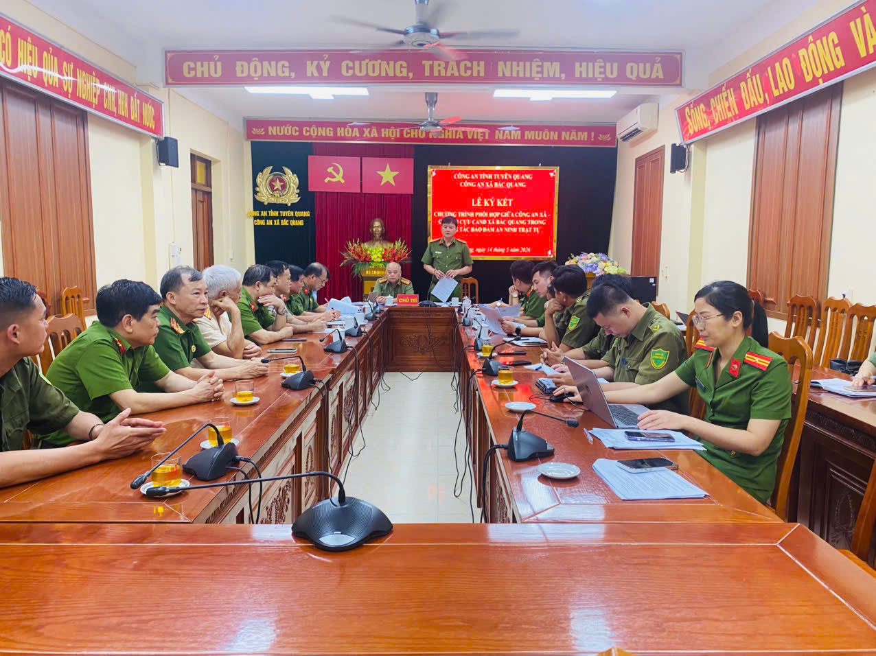 LỄ KÝ KẾT CHƯƠNG TRÌNH PHỐI HỢP GIỮA CÔNG AN XÃ VÀ CHI HỘI CỰU CAND XÃ BẮC QUANG 