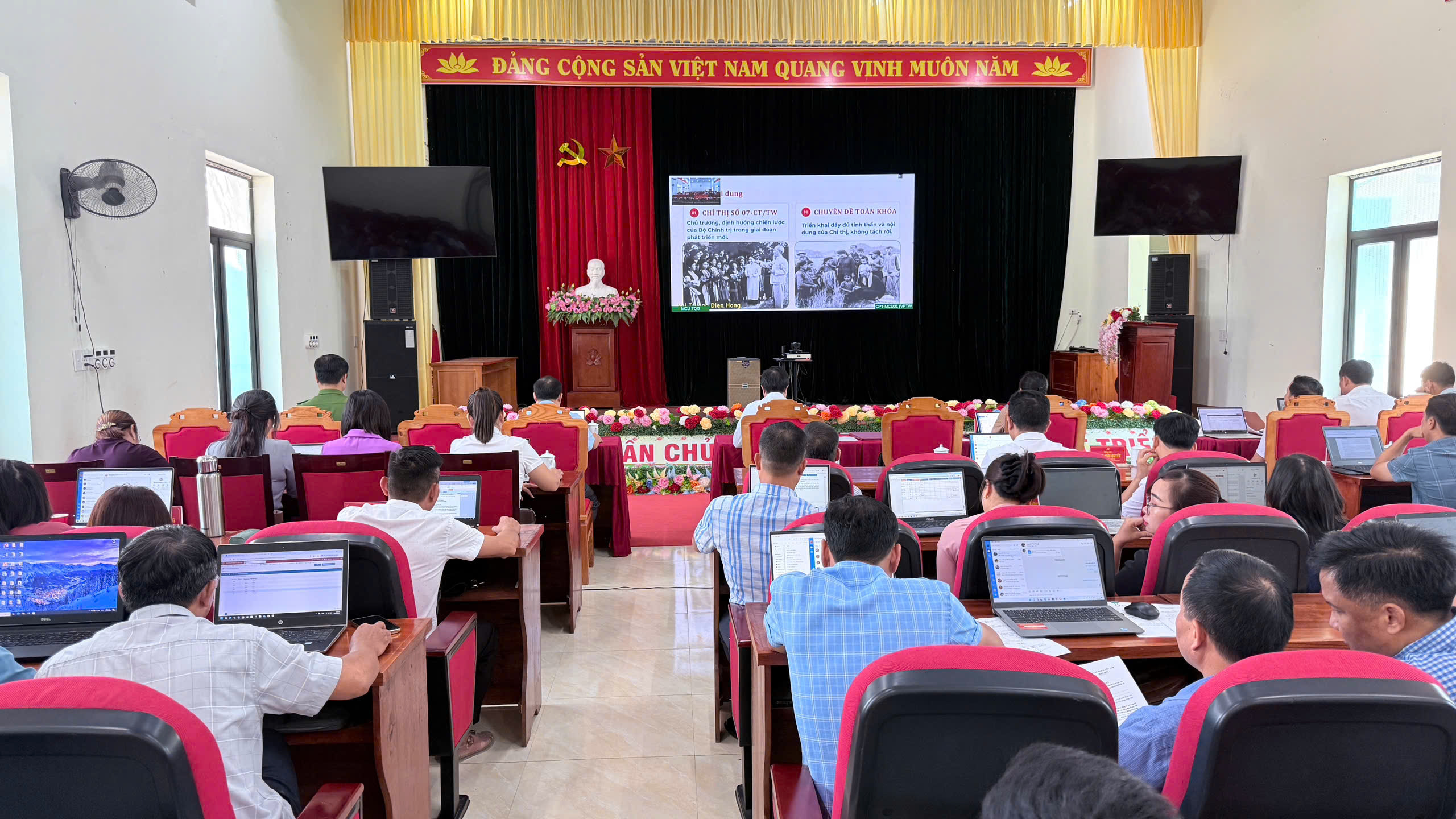 Đảng ủy xã Tân Quang tham gia Hội nghị trực tuyến nghiên cứu, học tập, quán triệt và triển khai thực hiện một số Nghị quyết, Chỉ thị của Bộ Chính trị