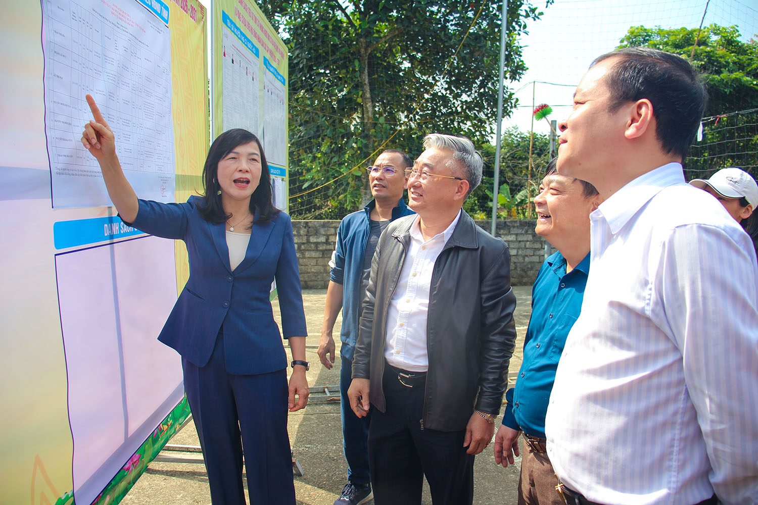 Phó Chủ tịch HĐND tỉnh Phạm Thị Minh Xuân kiểm tra công tác chuẩn bị bầu cử tại xã