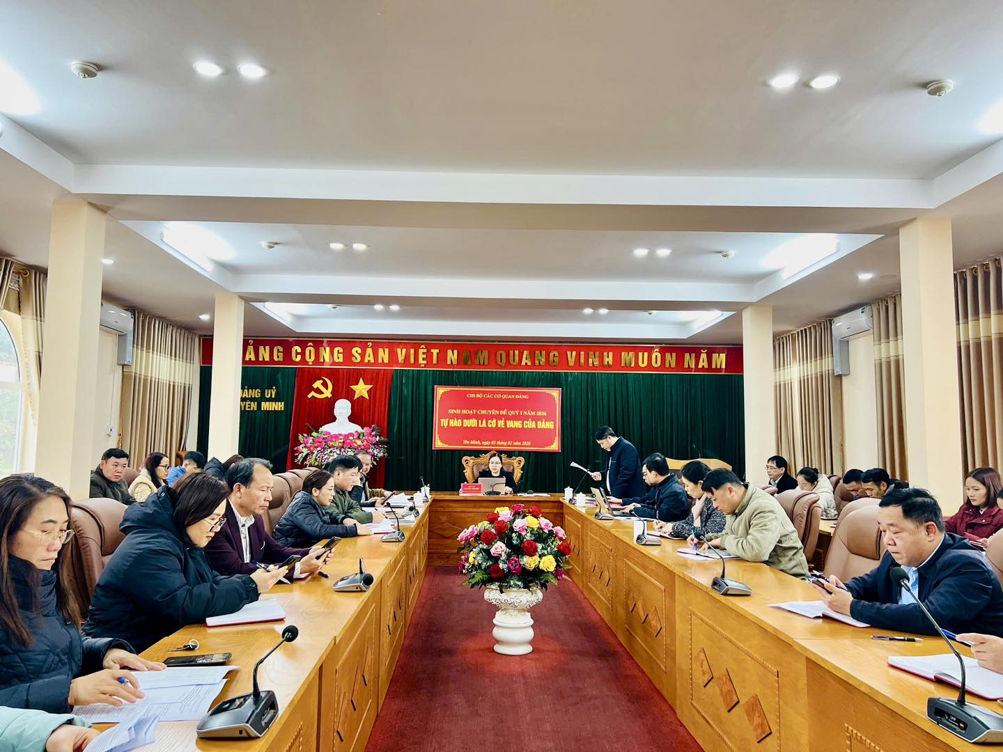 TỰ HÀO DƯỚI LÁ CỜ VẺ VANG CỦA ĐẢNG 