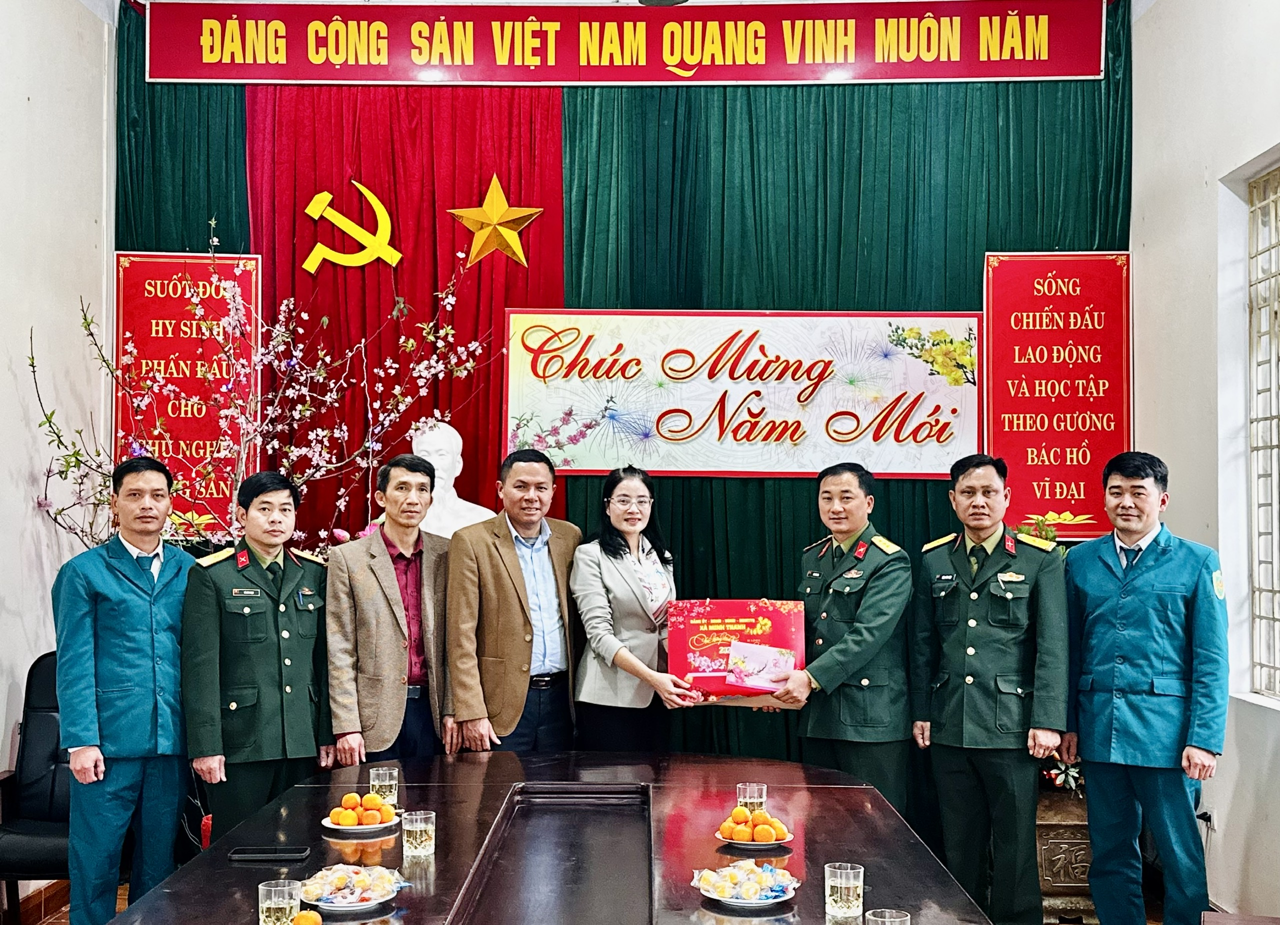 Thường trực Đảng ủy xã Minh Thanh thăm, tặng quà các đơn vị trực Tết