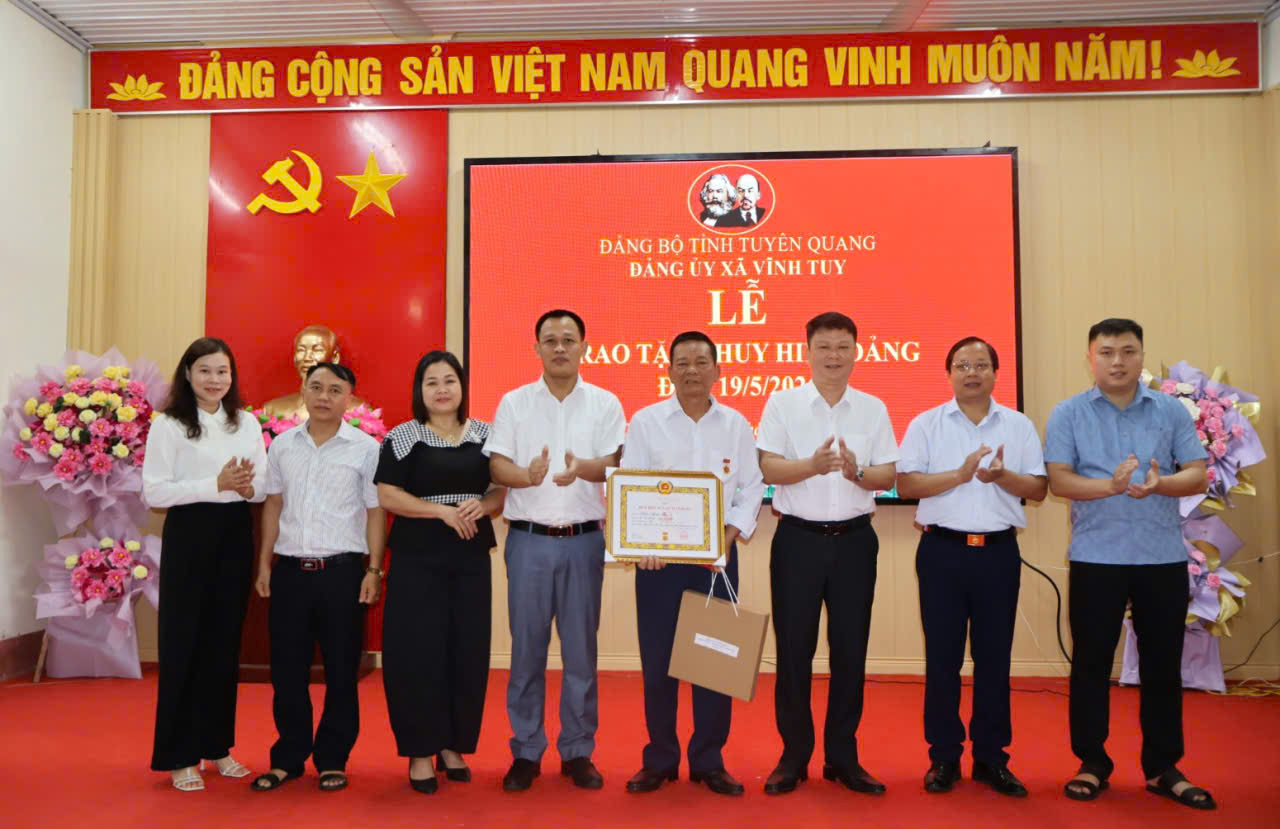 Trao huy hiệu Đảng1 mình ông.jpg