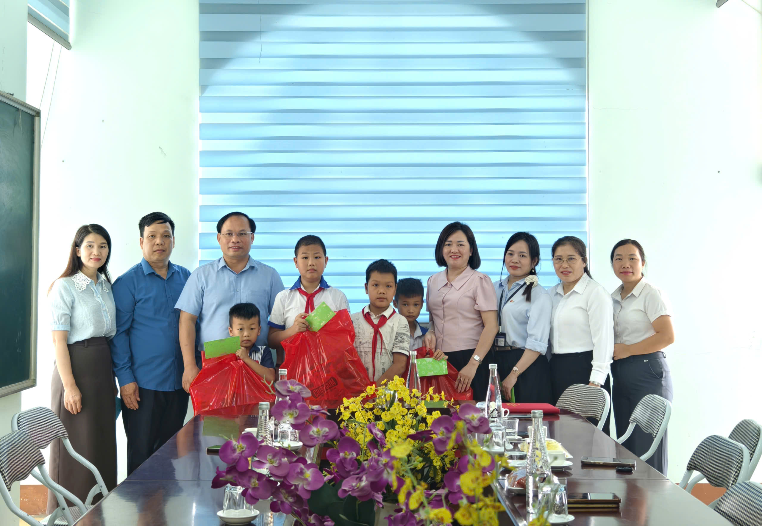 Trao quà cho học sinh nghèo, tiếp thêm động lực đến trường tại Trường Tiểu học thị trấn Na Hang