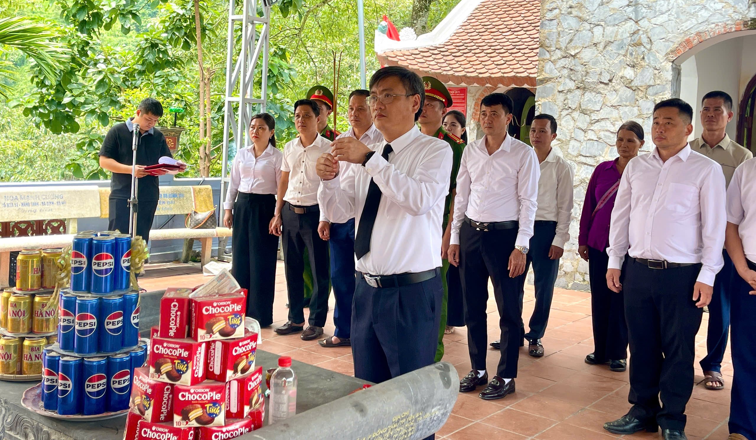 Kiên Đài: Dâng hoa, dâng hương tưởng niệm các anh hùng liệt sĩ tại Nghĩa trang Liệt sĩ Quốc gia Vị Xuyên và Đài tưởng niệm các Anh hùng liệt sĩ tại Điểm cao 468, tỉnh Tuyên Quang.