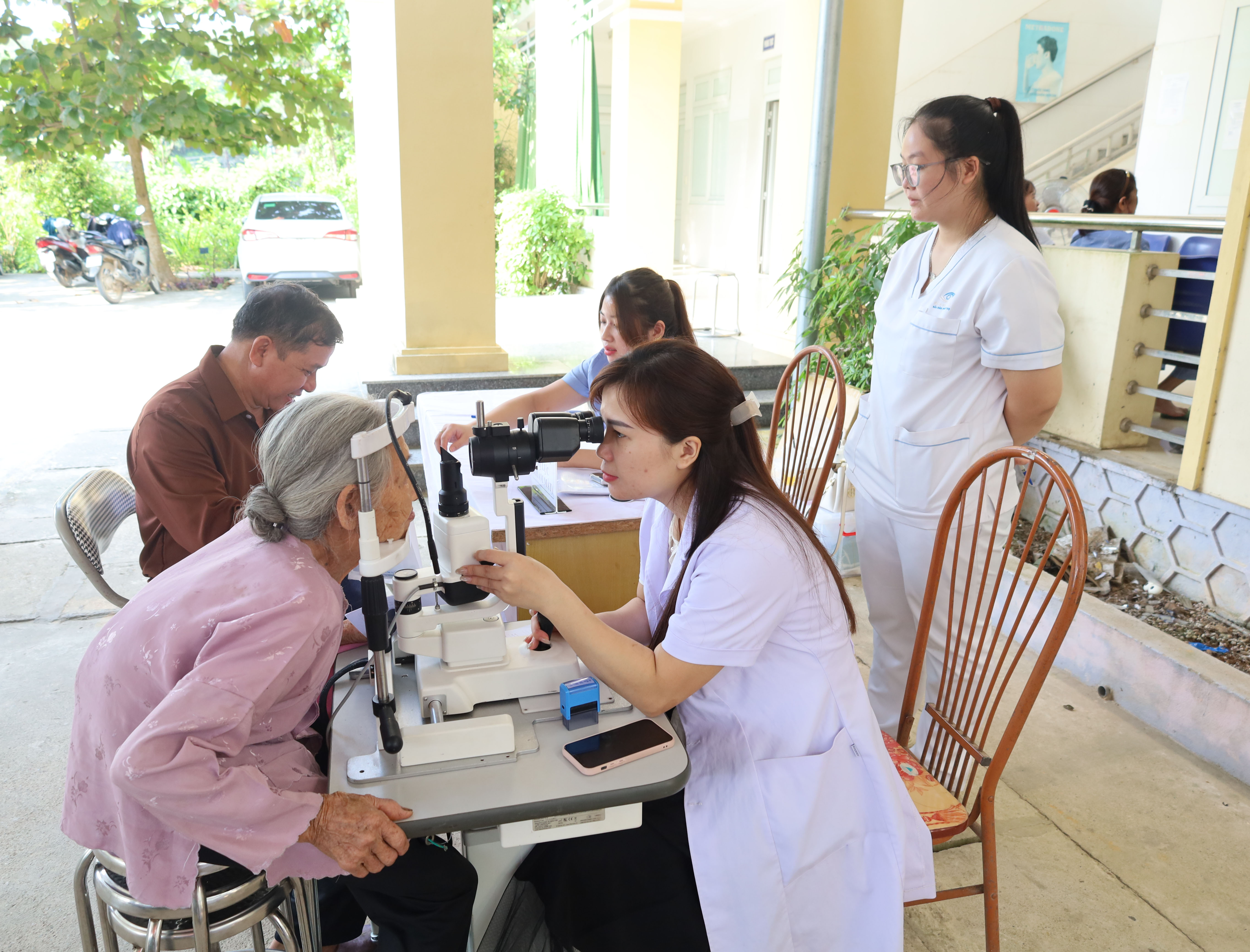 Xã Tân Long tổ chức khám sàng lọc miễn phí  về mắt cho nhân dân