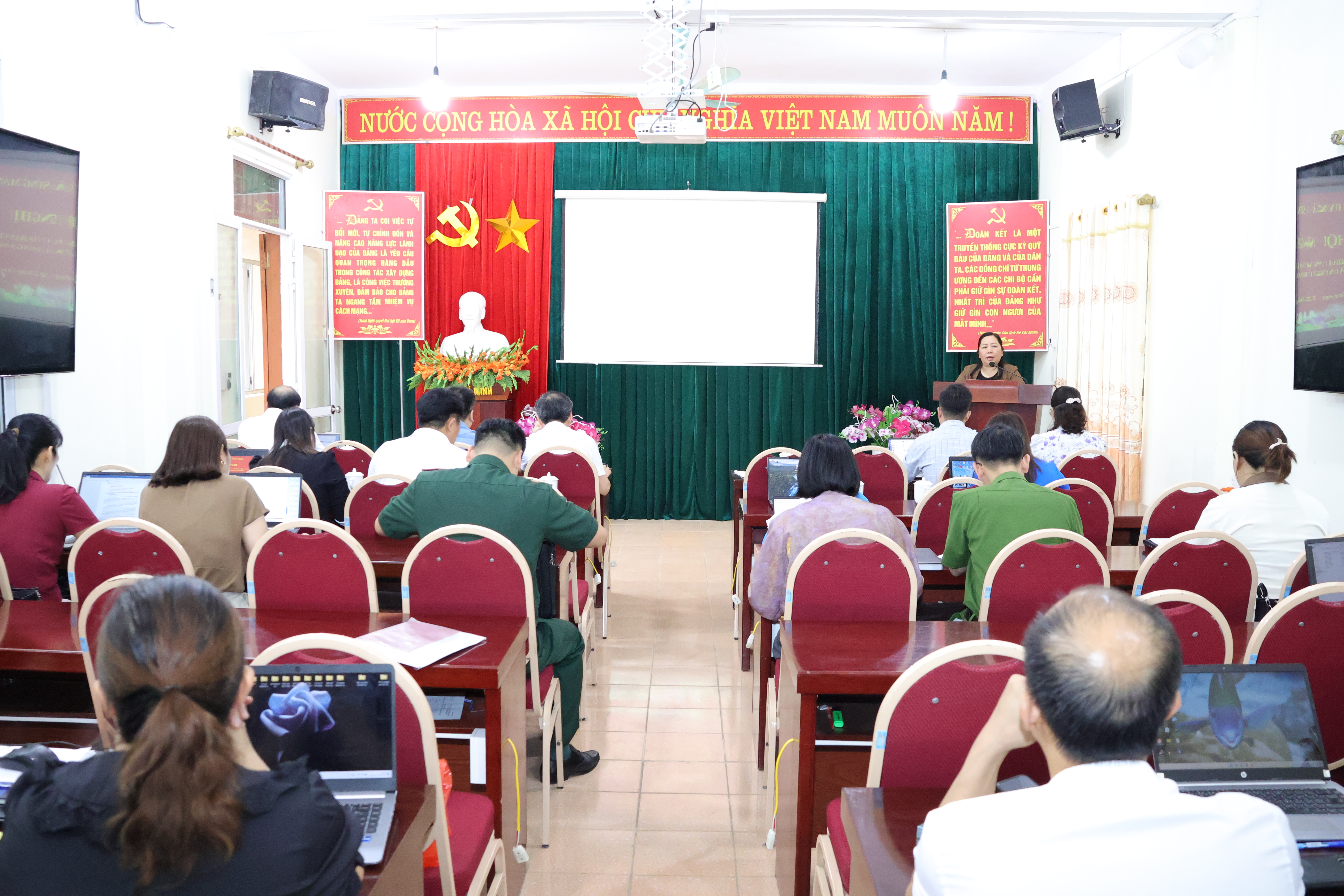 Sủng Máng tổ chức hội nghị học tập, quán triệt các văn bản của Trung ương, của tỉnh và của xã