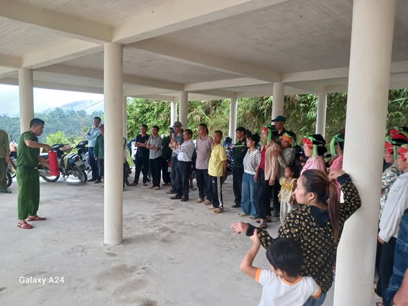 CÔNG AN XÃ VIỆT LÂM TỔ CHỨC TUYÊN TRUYỀN VỀ VŨ KHÍ, VẬT LIỆU NỔ, CÔNG CỤ HỖ TRỢ KẾT HỢP TUYÊN TRUYỀN, TRẢI NGHIỆM KỸ NĂNG PHÒNG CHÁY, CHỮA CHÁY 