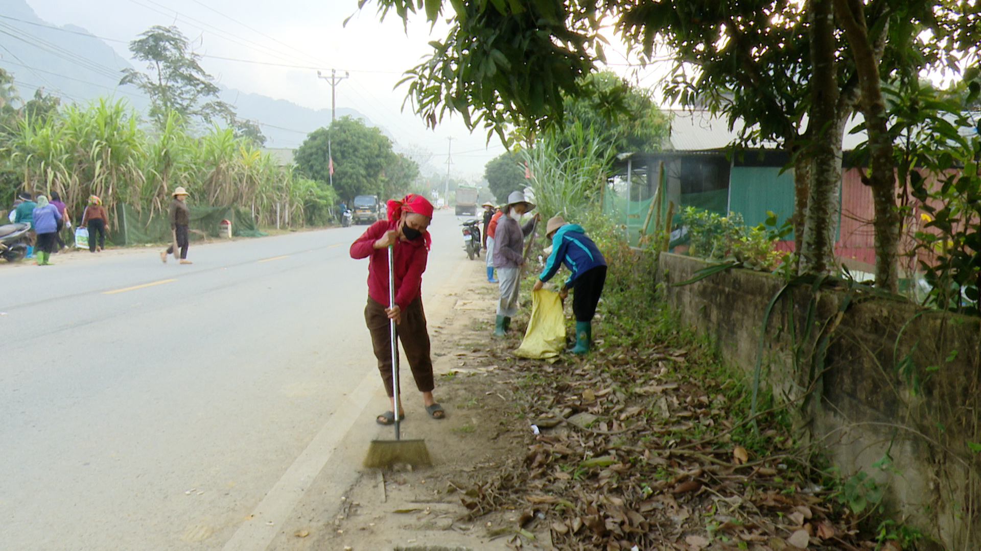 Xã Minh Quang phát động đợt cao điểm vệ sinh môi trường, chỉnh trang nông thôn gắn với xây dựng nông thôn mới