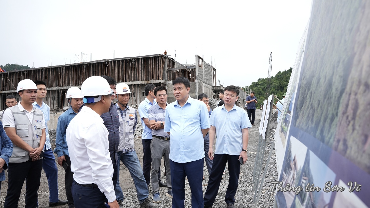 Phó chủ tịch UBND tỉnh Tuyên Quang Hoàng Gia Long kiểm tra tiến độ xây dựng Trường Phổ thông Nội trú liên cấp Sơn Vĩ