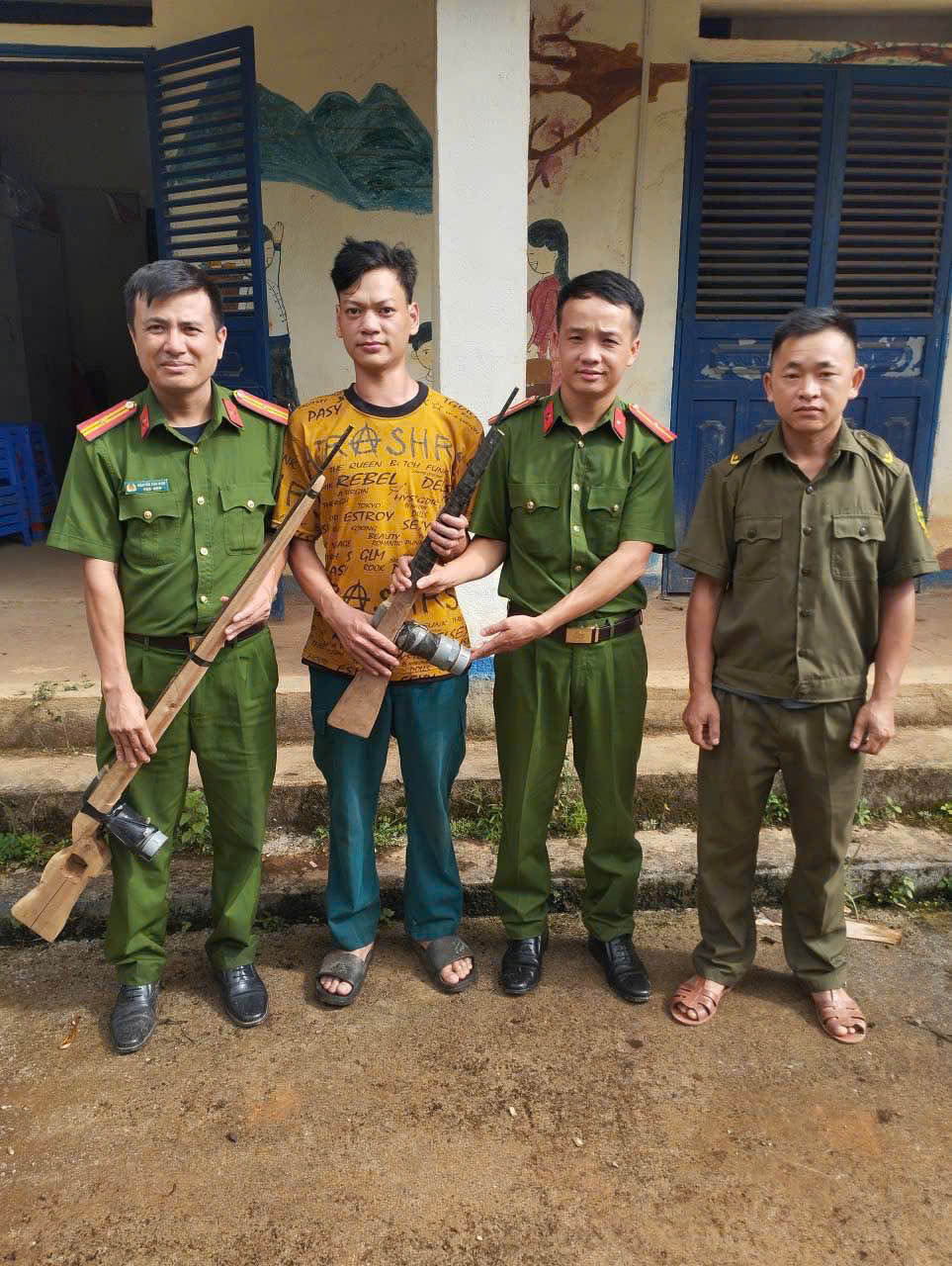CÔNG AN XÃ TÁT NGÀ VẬN ĐỘNG NGƯỜI DÂN TỰ NGUYỆN GIAO NỘP VŨ KHÍ TỰ CHẾ